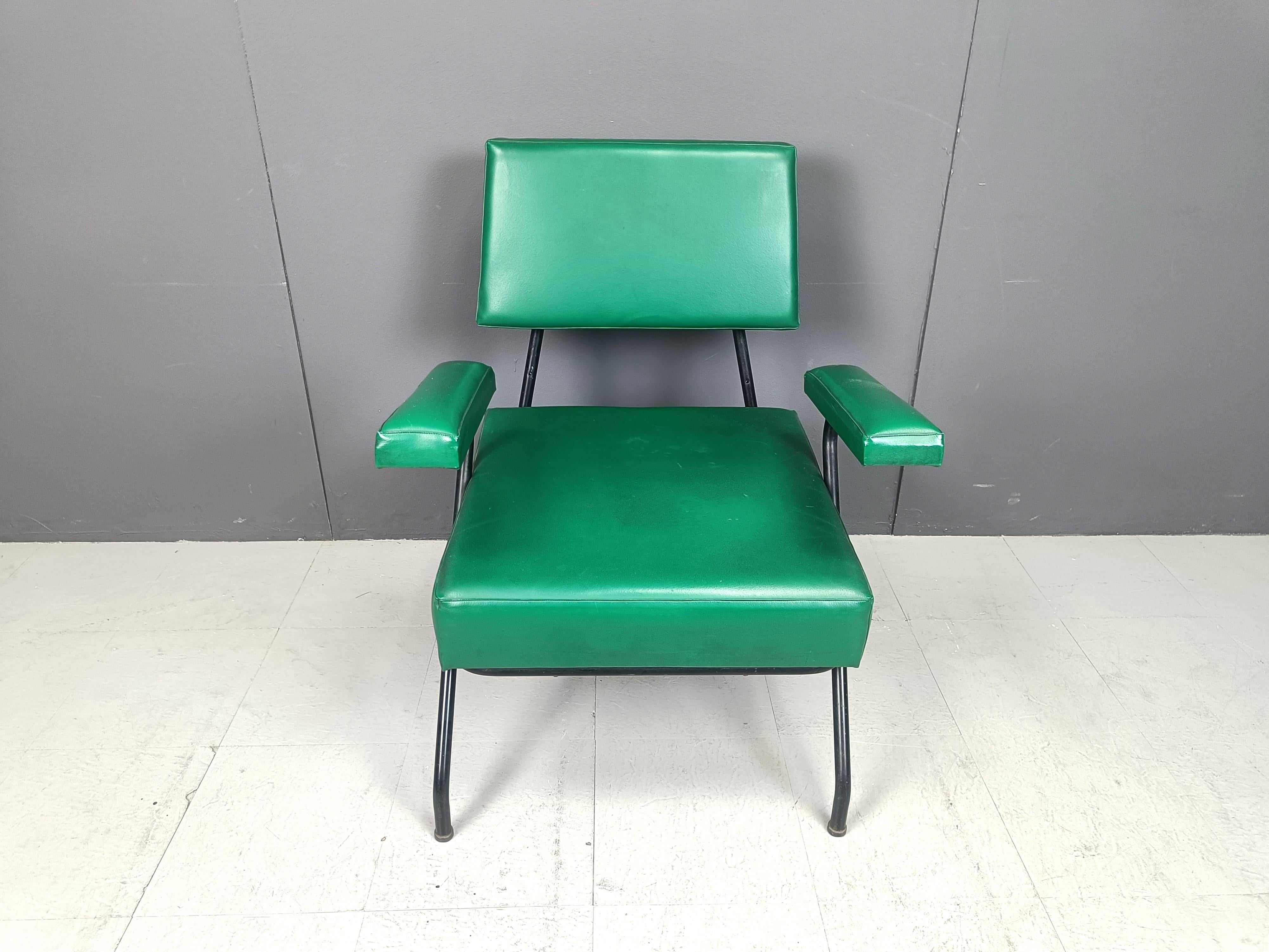 Mid century italian armchair with green vinyl upholstery and black lacquer tubular frame.

Industrial inspired design.

1950s - Italy

Dimensions:
Height: 86cm
Width: 66cm
Depth: 70cm
Seat height: 45cm

Ref.: 24102109

*Images are always part of the