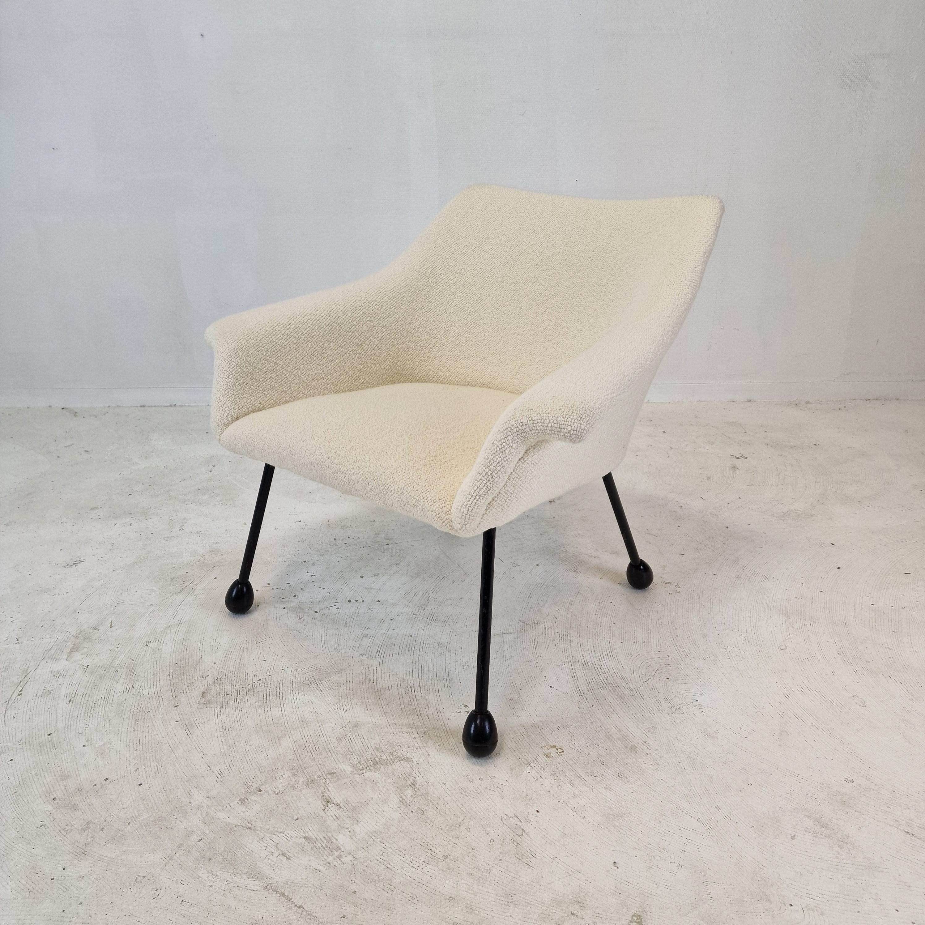 Fauteuil confortable et douillet, fabriqué en Italie dans les années 60. 

Cette jolie chaise est recouverte d'un joli tissu en laine de haute qualité, Pierre Frey Judith.

La chaise est entièrement restaurée avec un nouveau tissu et une nouvelle