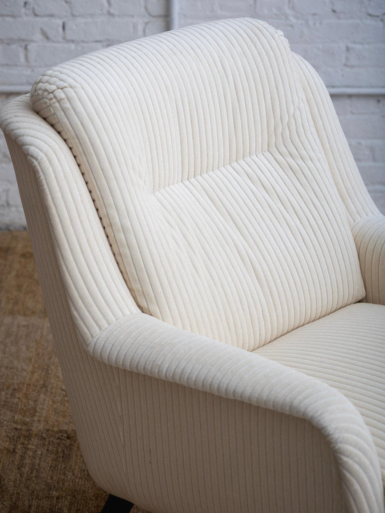 Mid Century Italian Armchair in Cream Corduroy Velvet In Good Condition For Sale In Brooklyn, NY