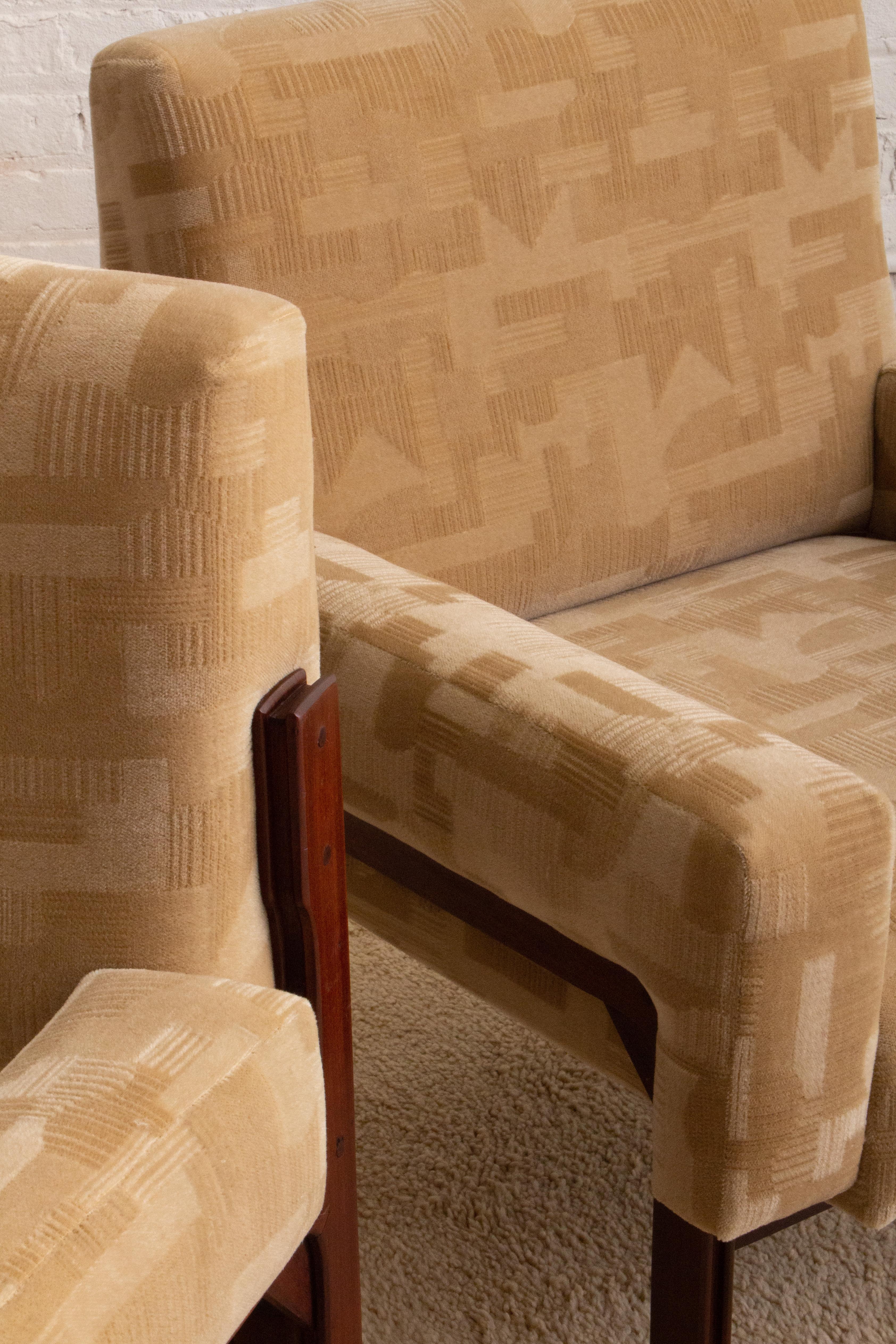 Mid Century Italian Armchair in Cut Mohair For Sale 7