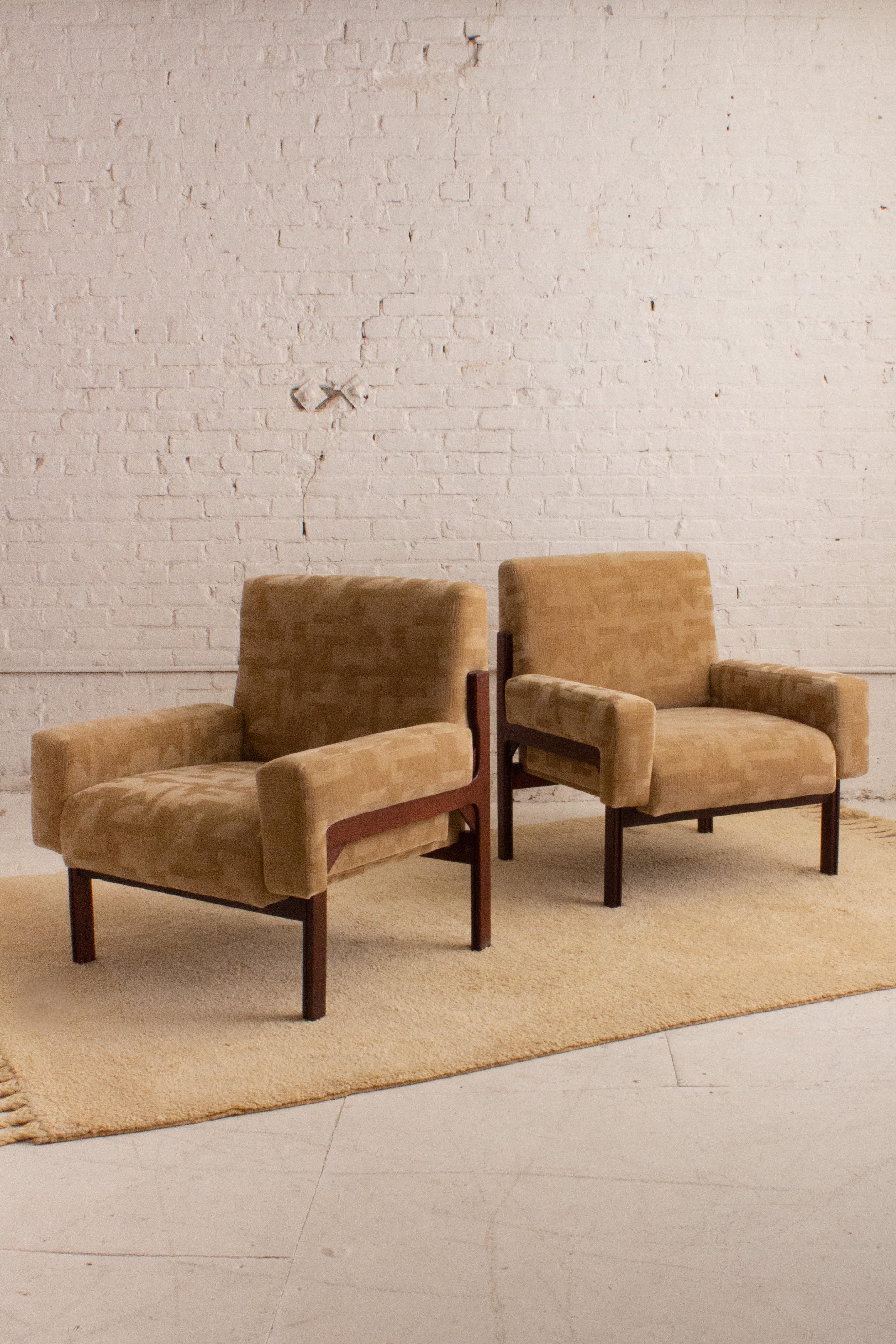Mid Century Italian Armchair in Cut Mohair For Sale 8