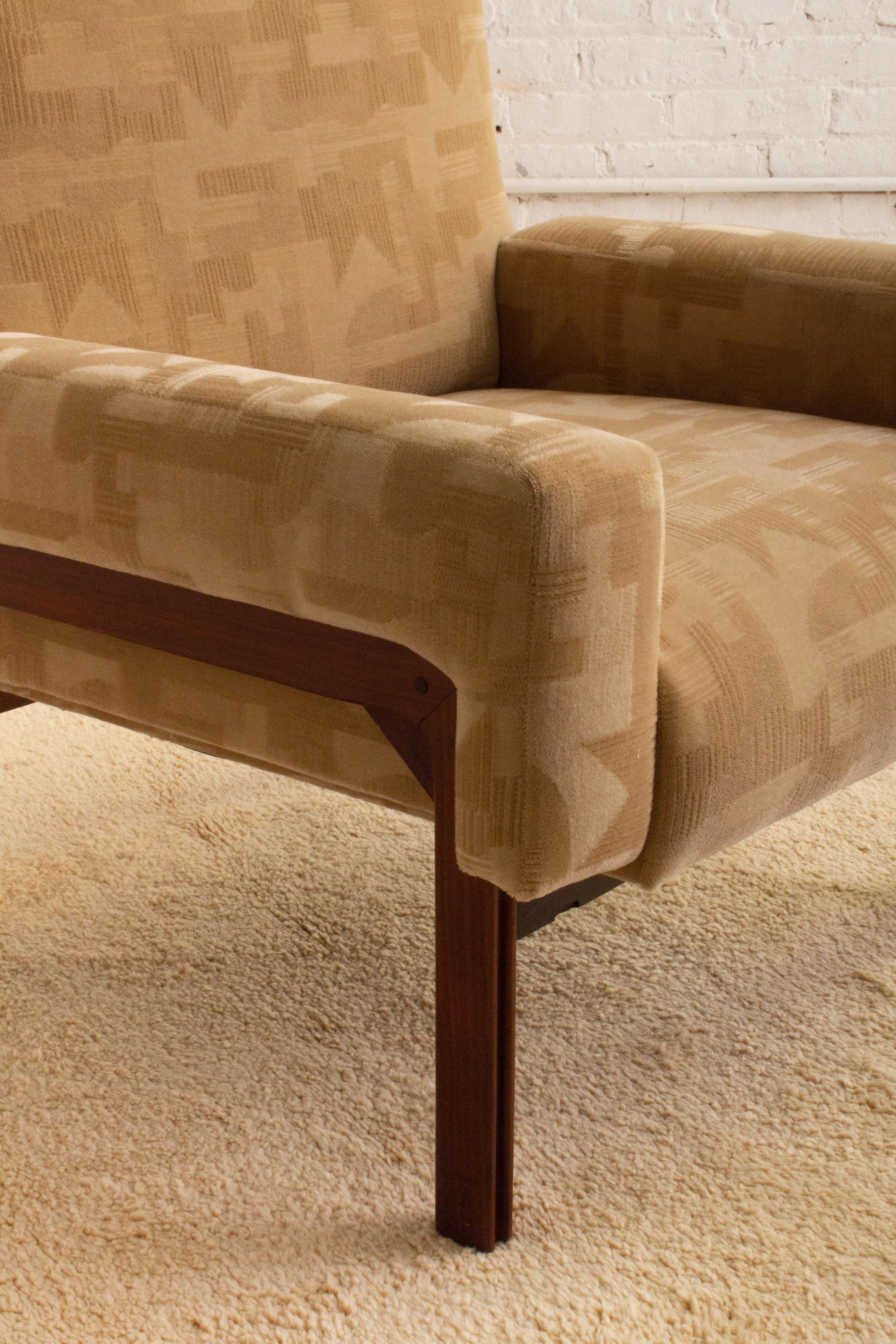 Mid Century Italian Armchair in Cut Mohair In Good Condition For Sale In Brooklyn, NY