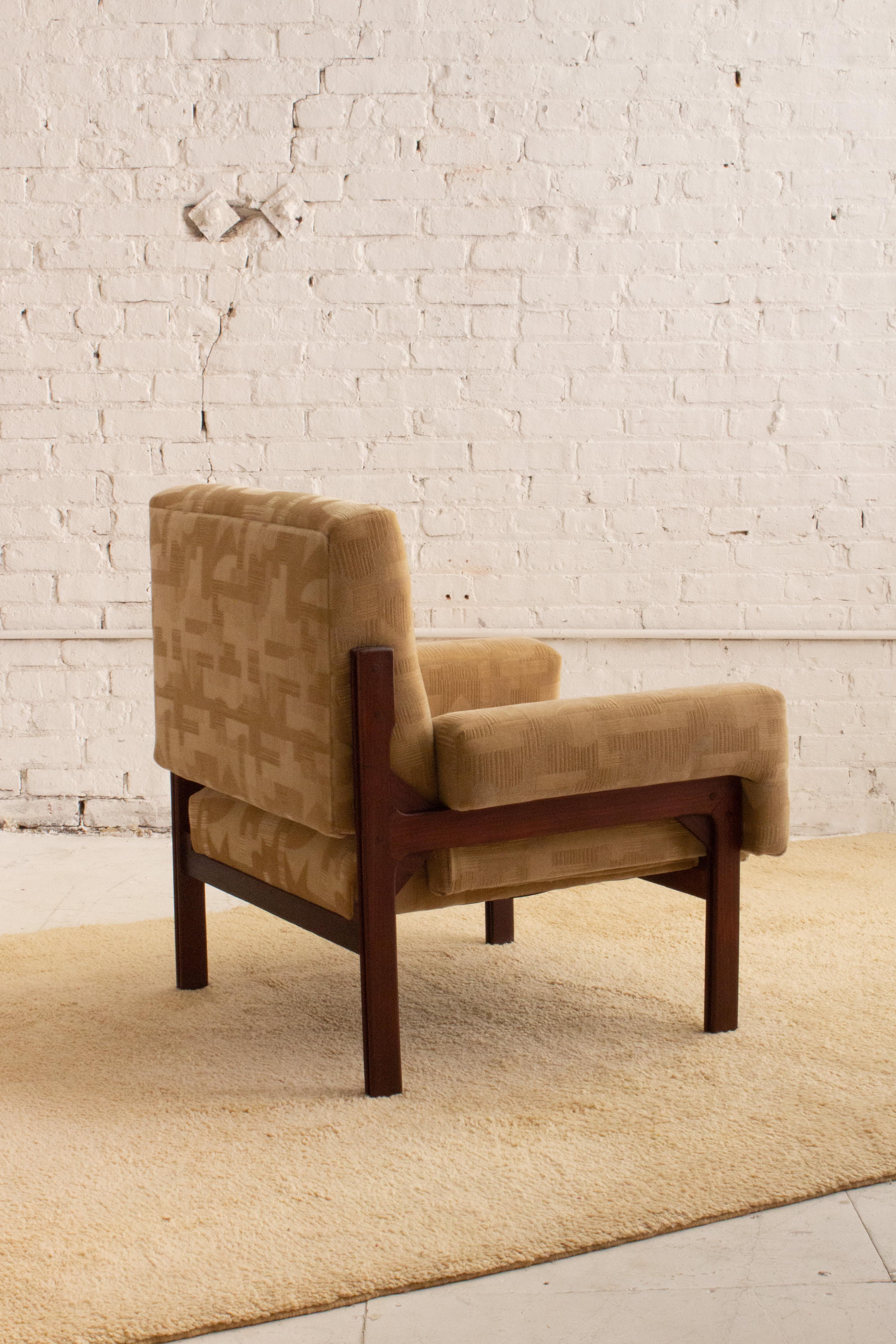 Mid Century Italian Armchair in Cut Mohair For Sale 1