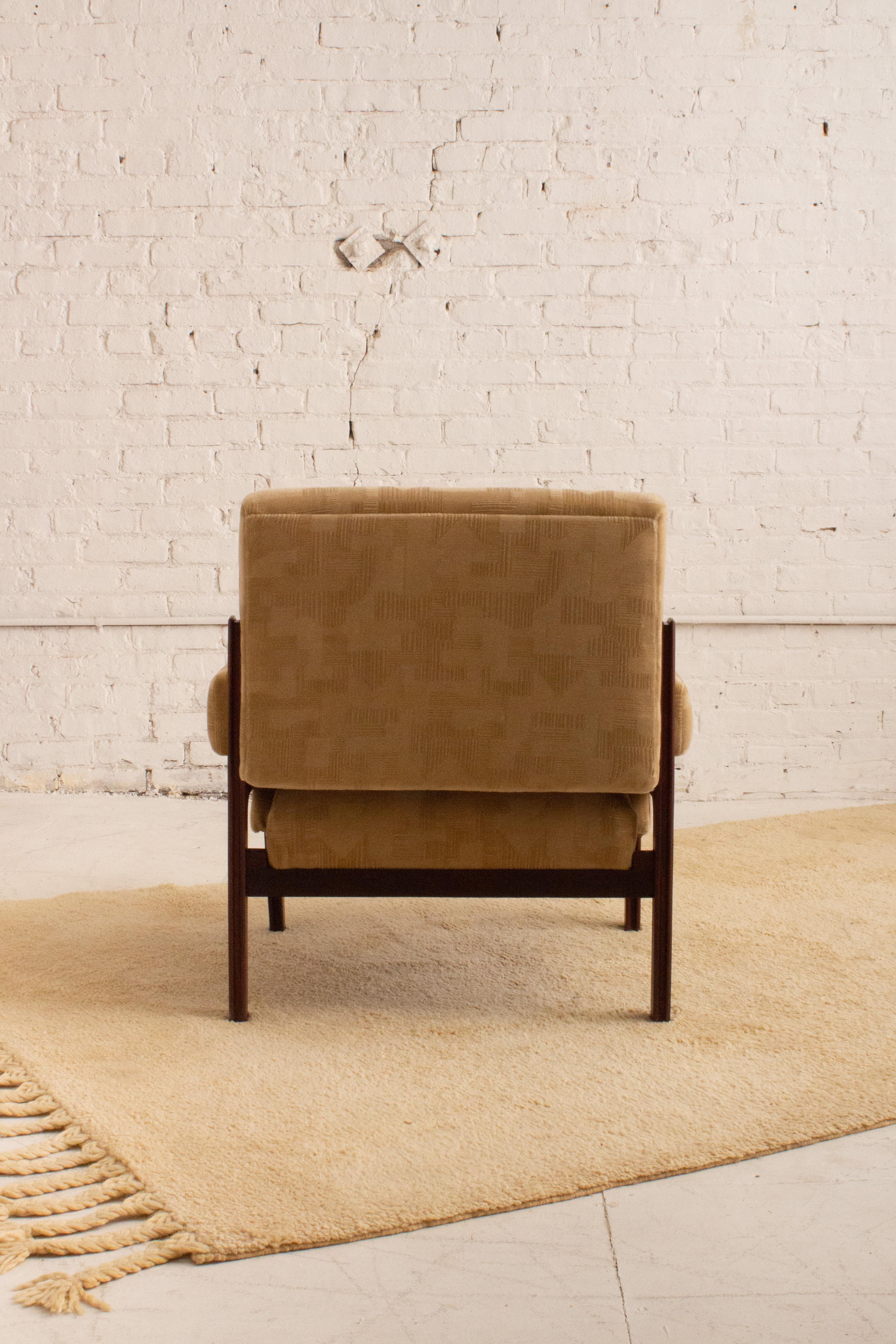 Mid Century Italian Armchair in Cut Mohair For Sale 3