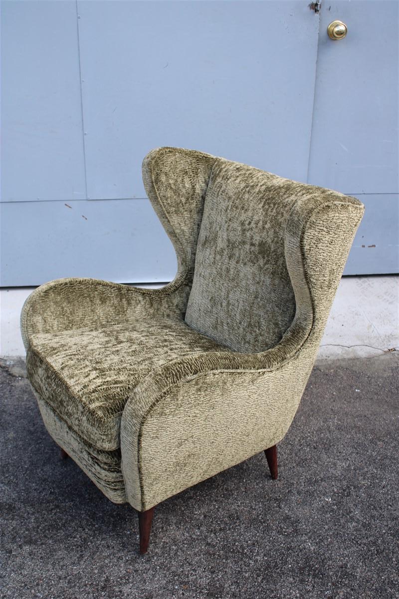 Mid-century Italian Armchair in Green Velvet with Wooden Feet Gio Pont Style  For Sale 6
