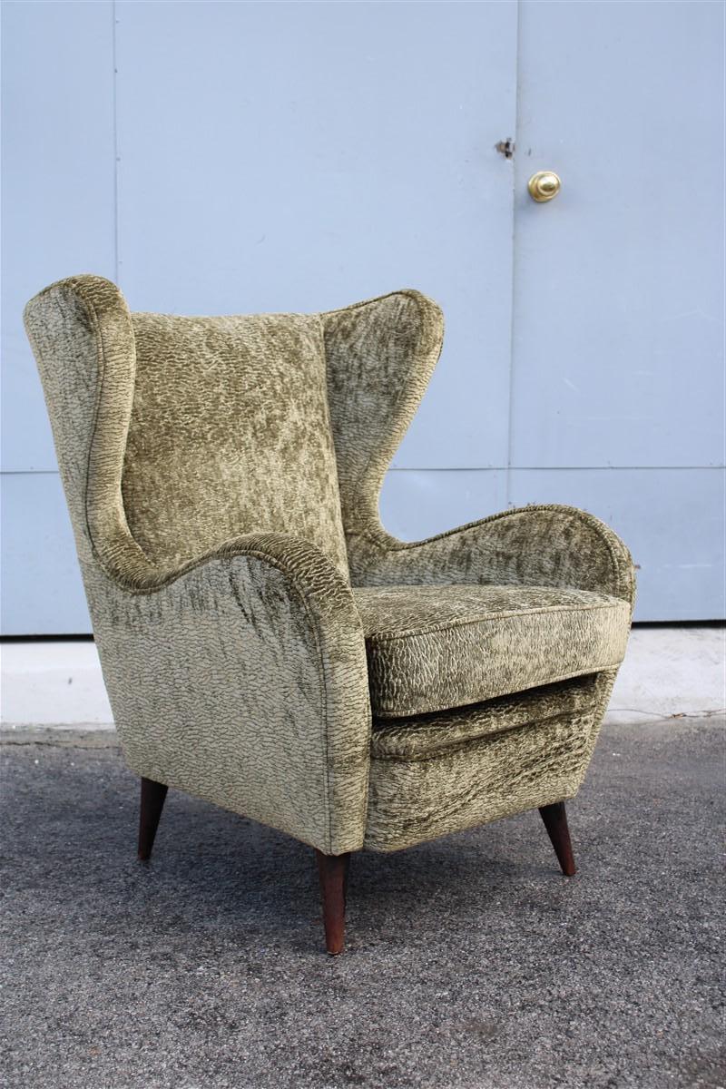 Mid-century Italian armchair in green velvet with wooden feet Gio Pont Style 1950s high back