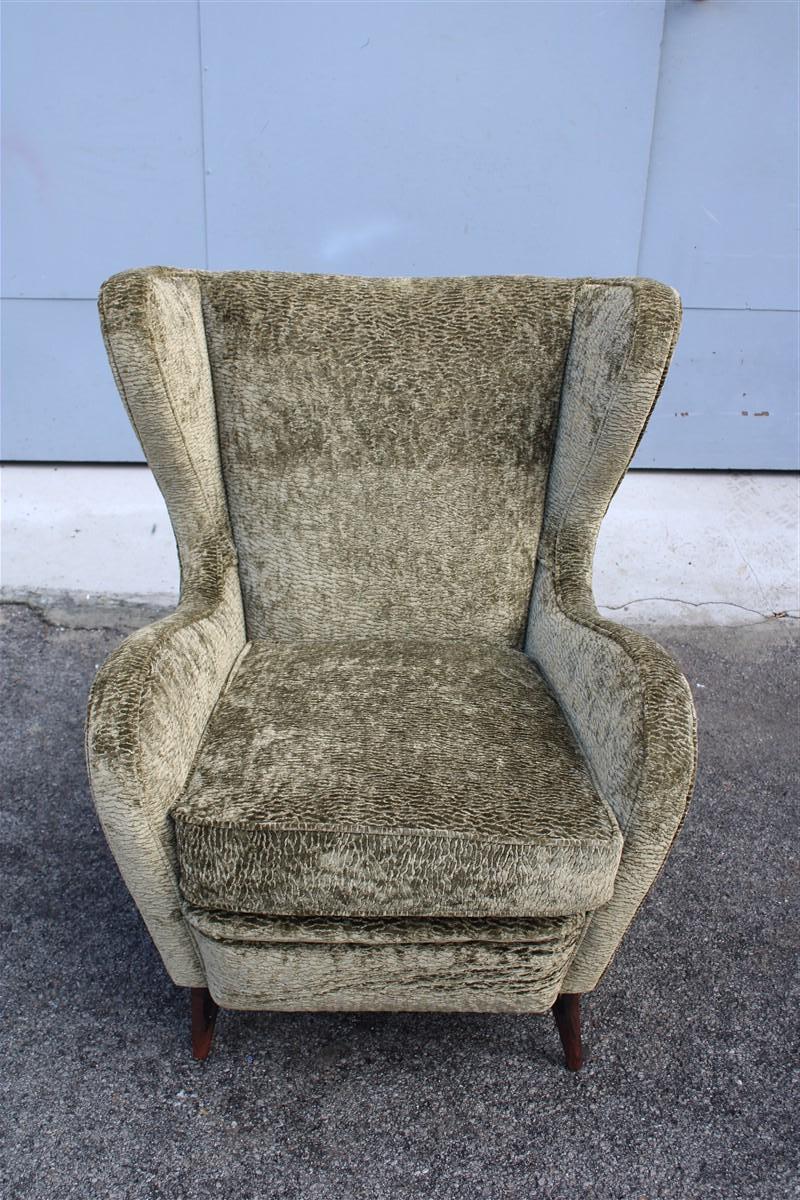 Mid-century Italian Armchair in Green Velvet with Wooden Feet Gio Pont Style For Sale 1
