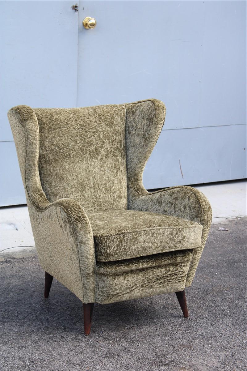 Mid-century Italian Armchair in Green Velvet with Wooden Feet Gio Pont Style For Sale 2