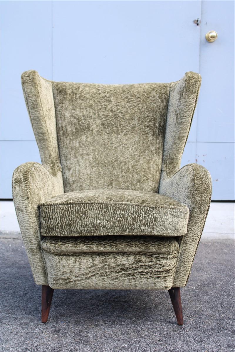 Mid-century Italian Armchair in Green Velvet with Wooden Feet Gio Pont Style  For Sale 3