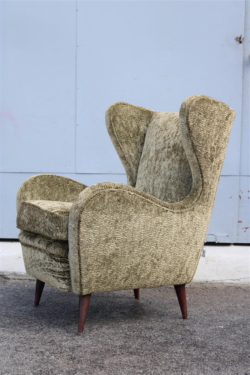 Mid-century Italian Armchair in Green Velvet with Wooden Feet Gio Pont Style  For Sale 4