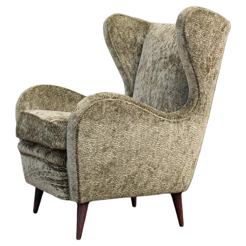 Mid-century Italian Armchair in Green Velvet with Wooden Feet Gio Pont Style For Sale