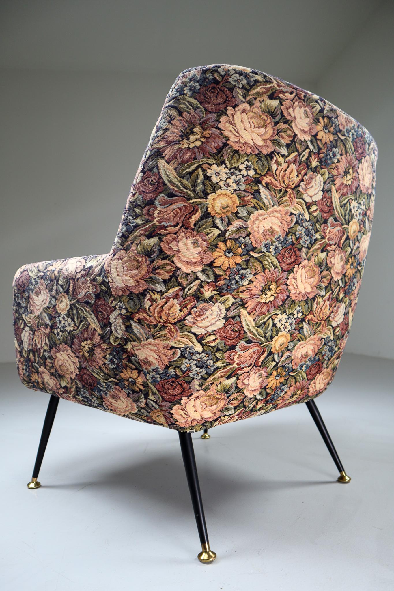 Italian armchair in original flower upholstery wool fabric, 1950s

Beautiful and elegant armchair all completely covered in original fabric. A high quality wool with colored flowers used to cover the seat and the backrest. The elegant legs are