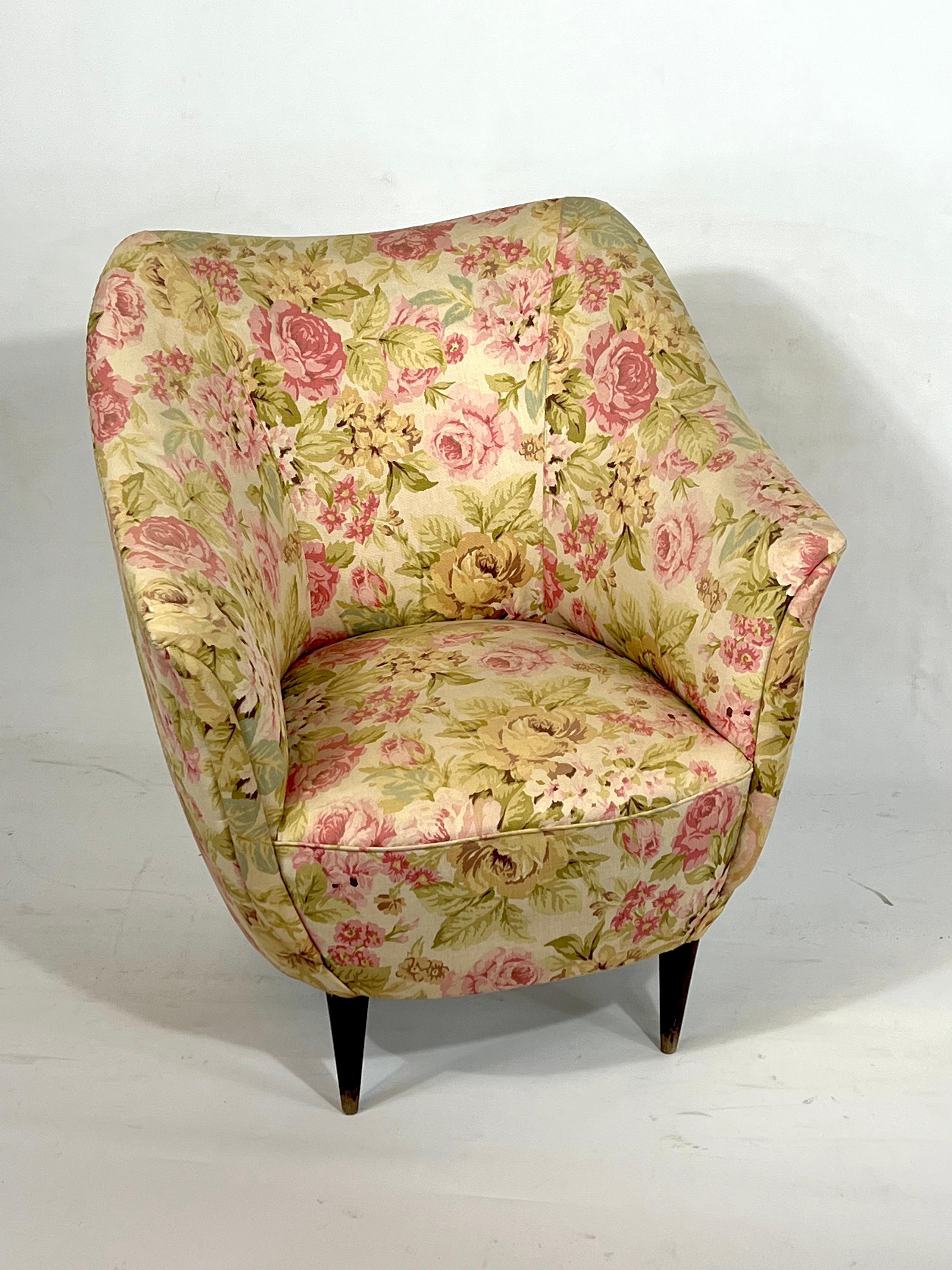 Great vintage condition for this armchair in the manner of Gio Ponti, manufactured in Italy during the 50s.