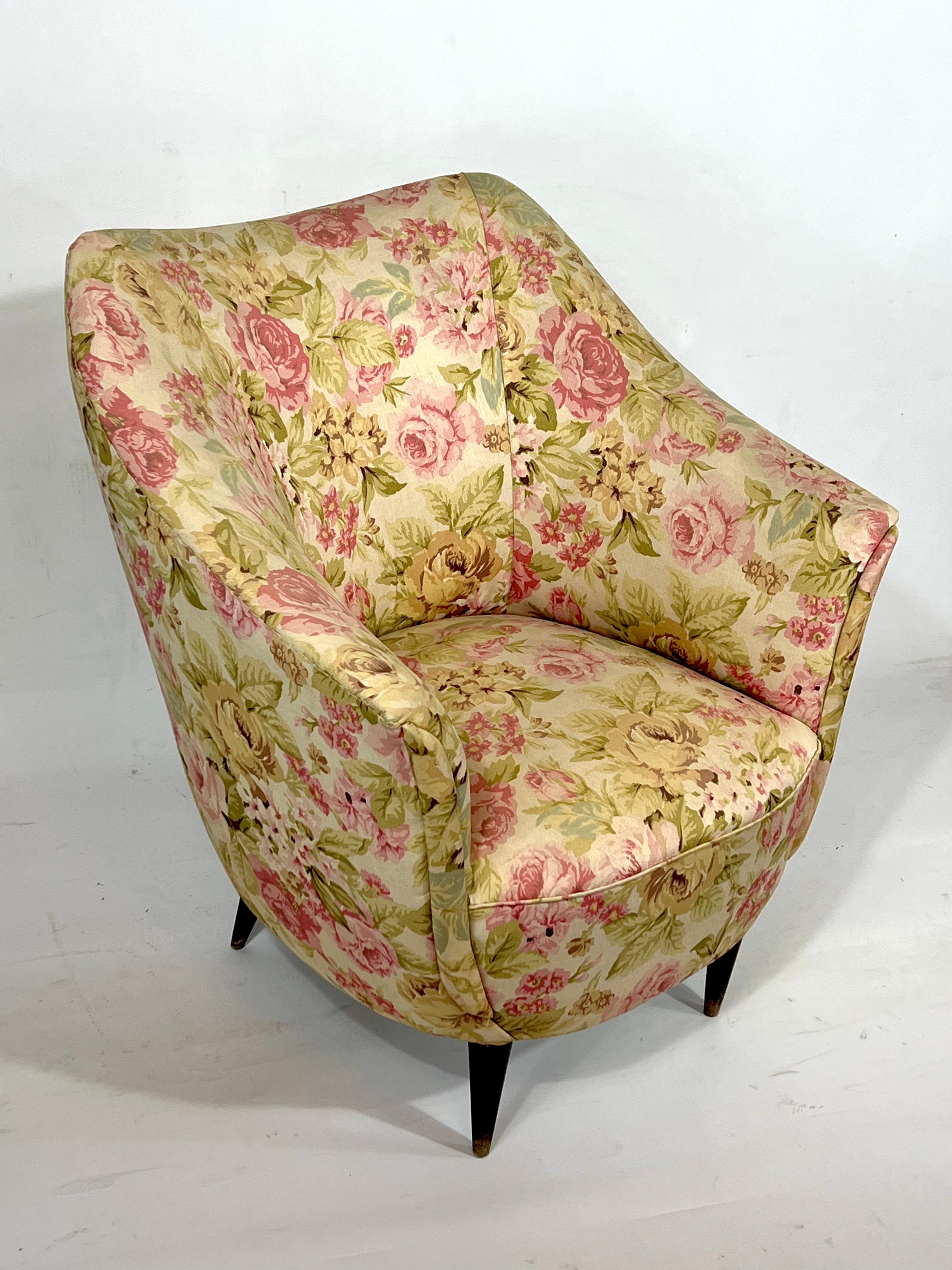 20th Century Mid-Century Italian Armchair in the Style of Gio Ponti For Sale