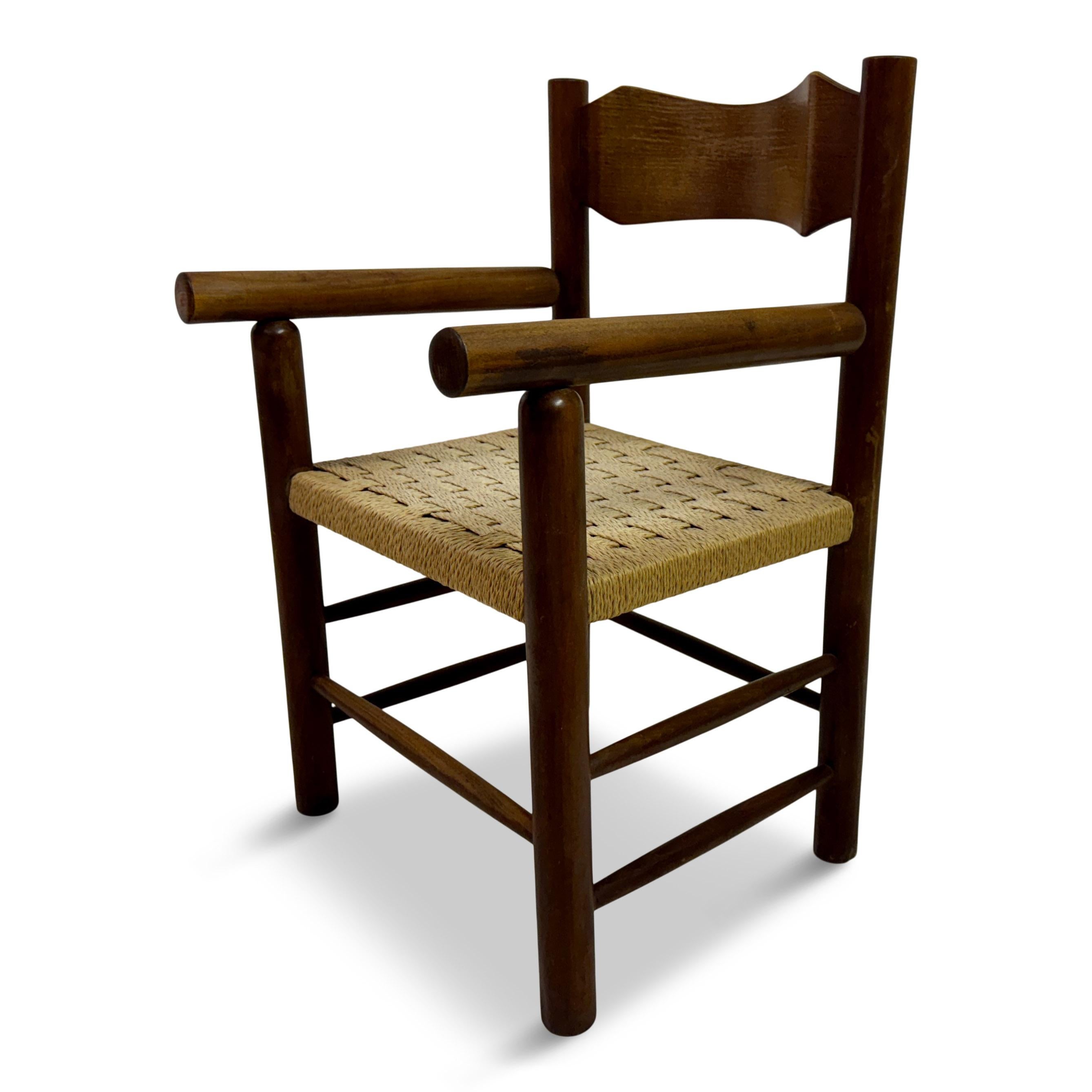 Mid Century Italian armchair with rush seat

Robust yet inviting, this Italian armchair captures the honest charm of mid-century rural craftsmanship. Crafted from solid wood with rounded dowel legs and arms, the proportions generous and low-slung,