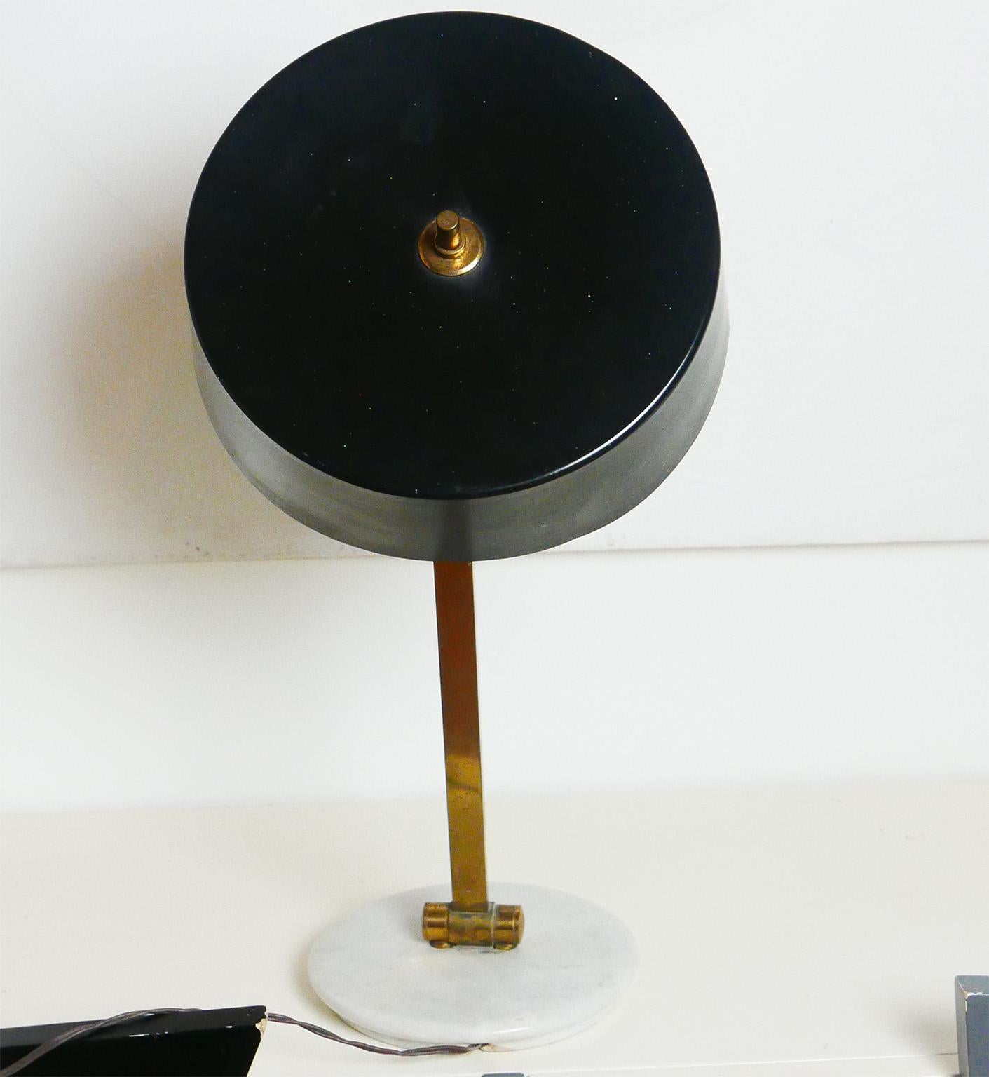 Midcentury Italian Arredoluce Black and Brass Adjustable Table Lamp, Italy, 1950 In Good Condition In Milano, IT