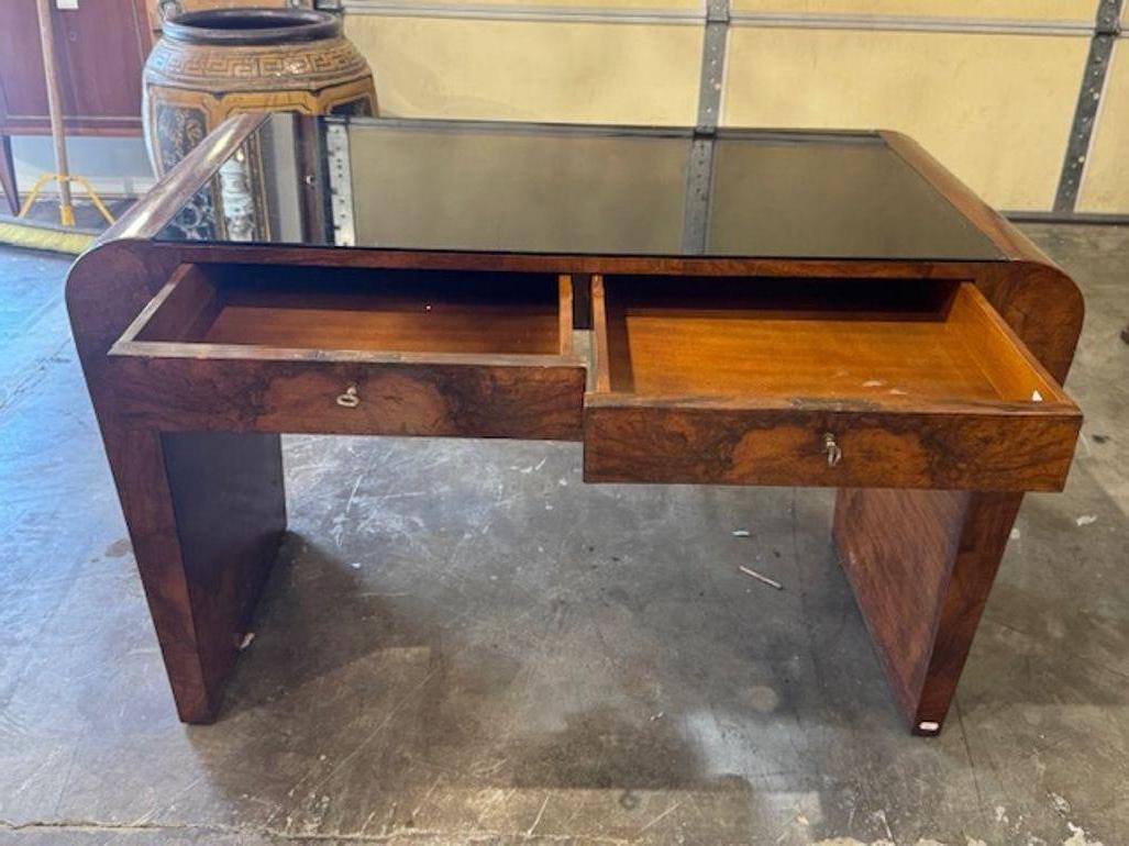 Italienischer Art-Déco-Schreibtisch aus der Jahrhundertmitte mit Glasplatte im Zustand „Gut“ im Angebot in Dallas, TX