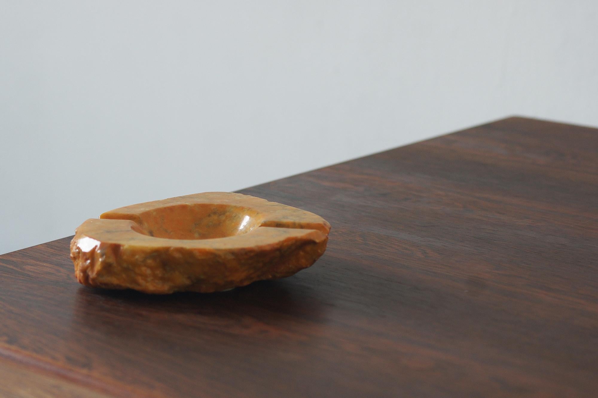 Il posacenere in alabastro italiano è un oggetto elegante e decorativo che combina funzionalità ed estetica unica.
Unico come ogni pezzo di alabastro realizzato in Italia
L'alabastro, una pietra traslucida e delicata, è stato apprezzato in Italia