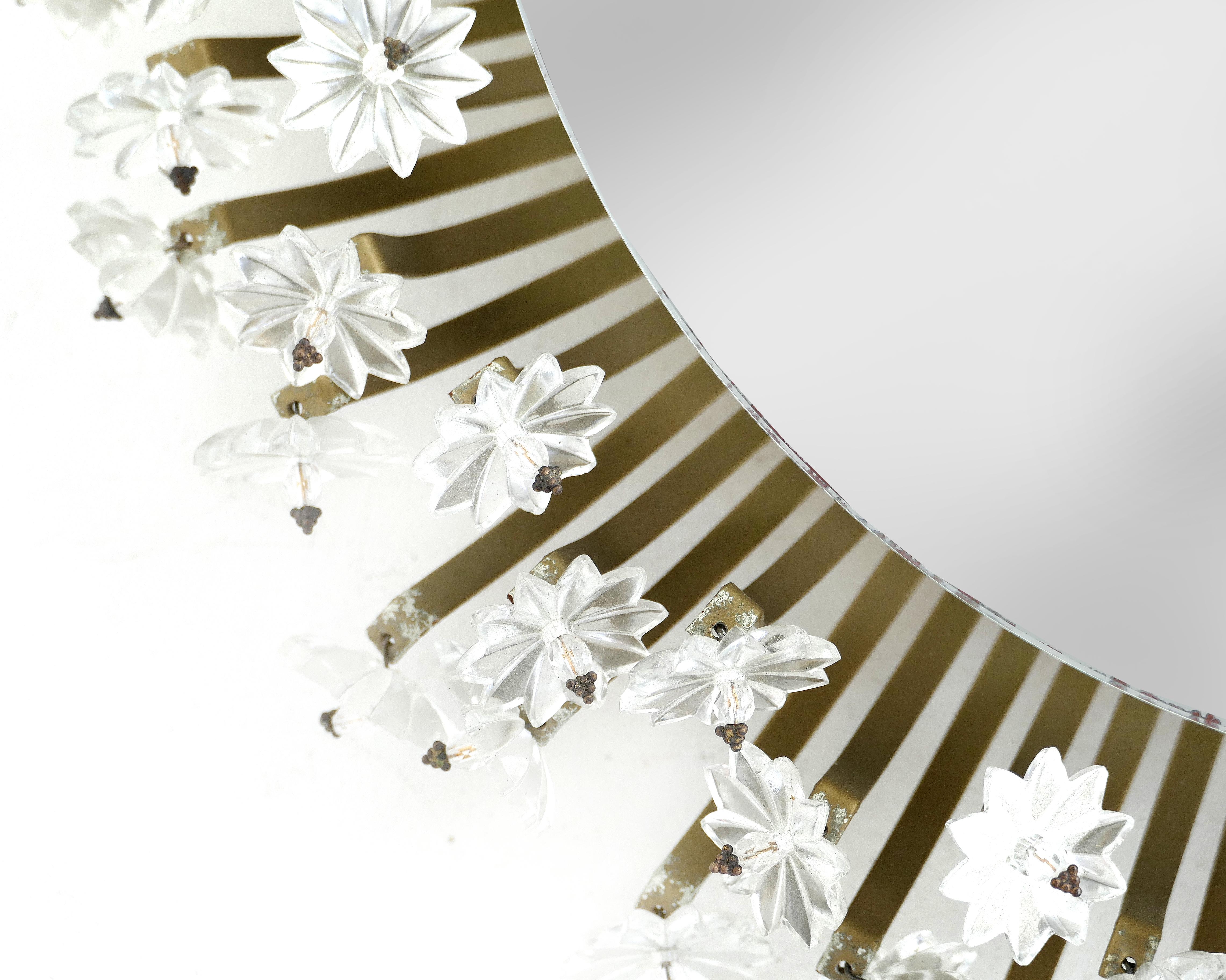 Specchio retroilluminato italiano del Medioevo con rosoni in vetro

In vendita uno specchio italiano retroilluminato circondato da rosette di vetro che si ergono a corona su steli di metallo. Le rosette variano di posizione e circondano giocosamente