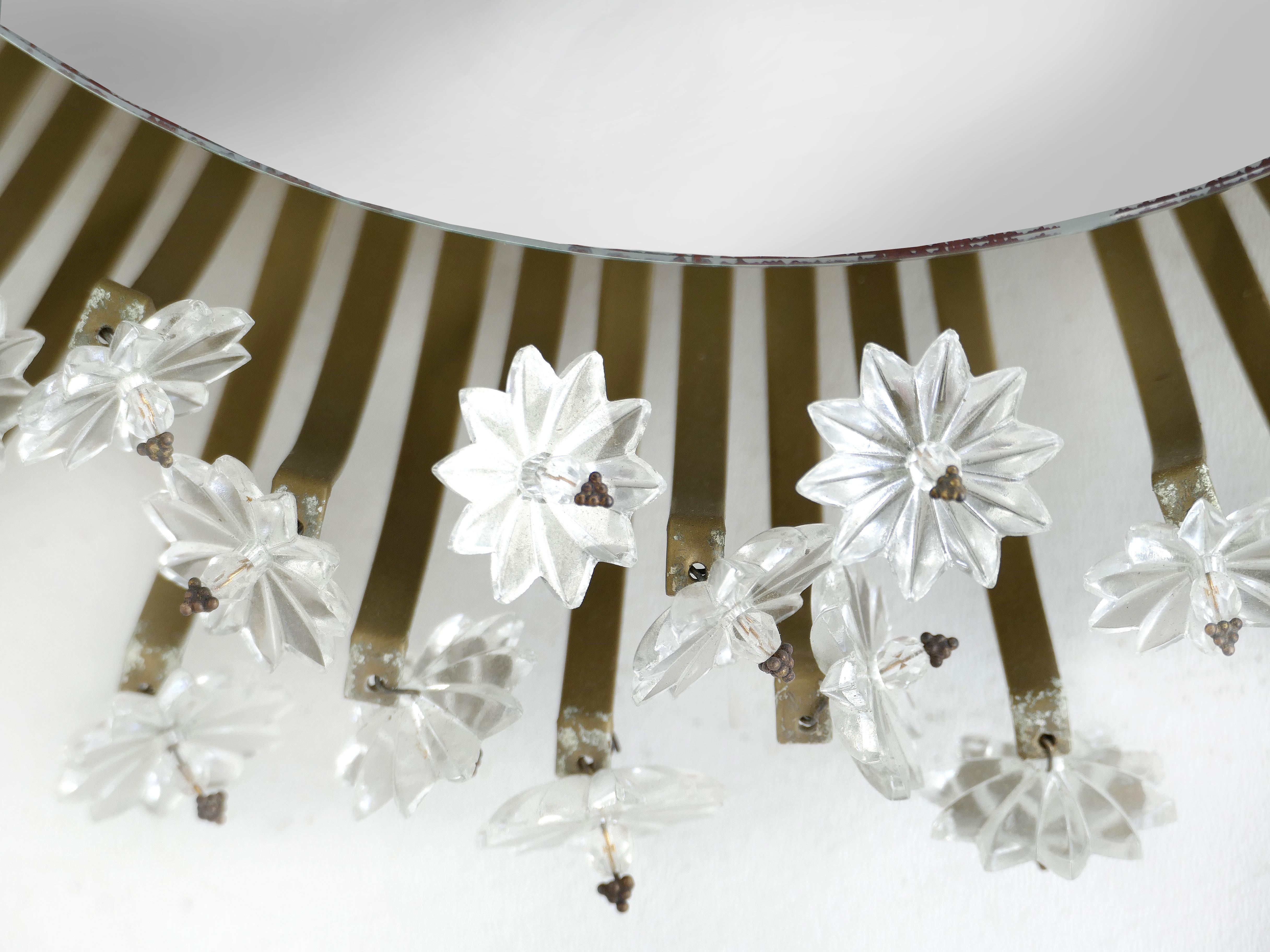 Italiano Specchio retroilluminato italiano di metà secolo con rosette in vetro in vendita