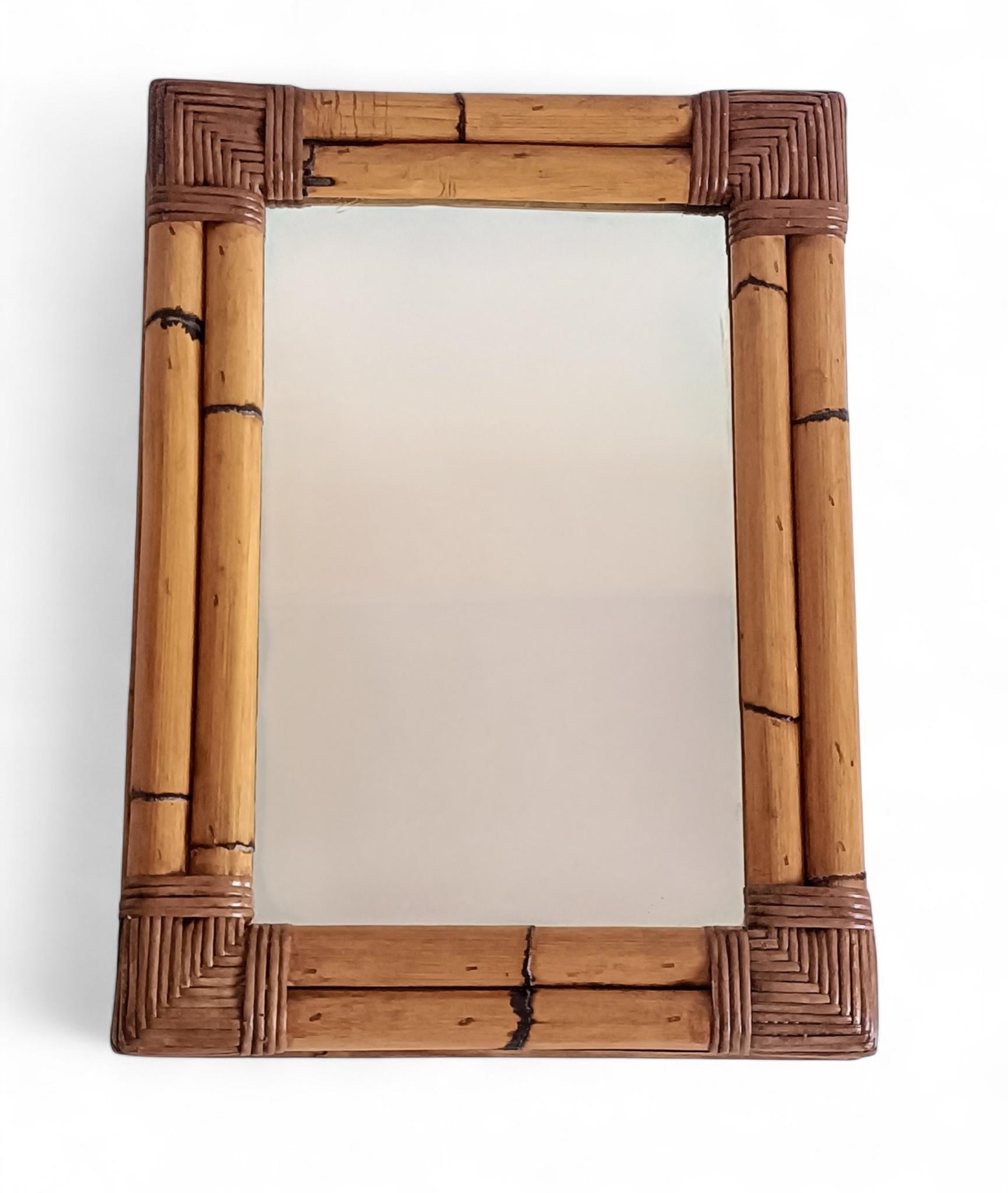 Mid-Century Italian Bamboo and Rattan Mirror, Chinoiserie Style, 1960s–1970s

A stunning Mid-Century mirror featuring a substantial frame crafted from thick bamboo and rattan, with elegant corner embellishments in the chinoiserie style. Handmade in