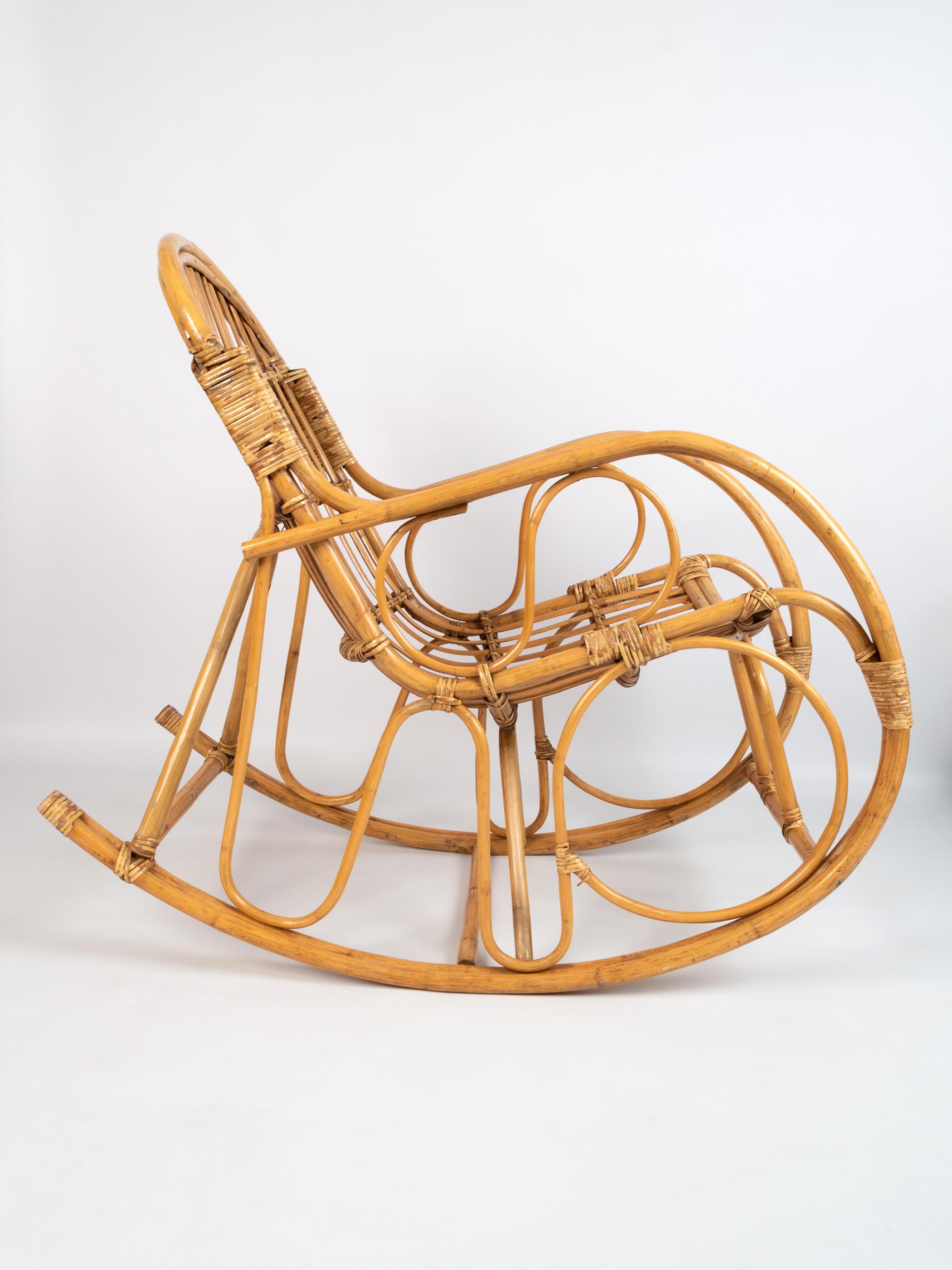 Fauteuil à bascule italien du milieu du siècle dernier en bambou et rotin C.1960 en vente 4