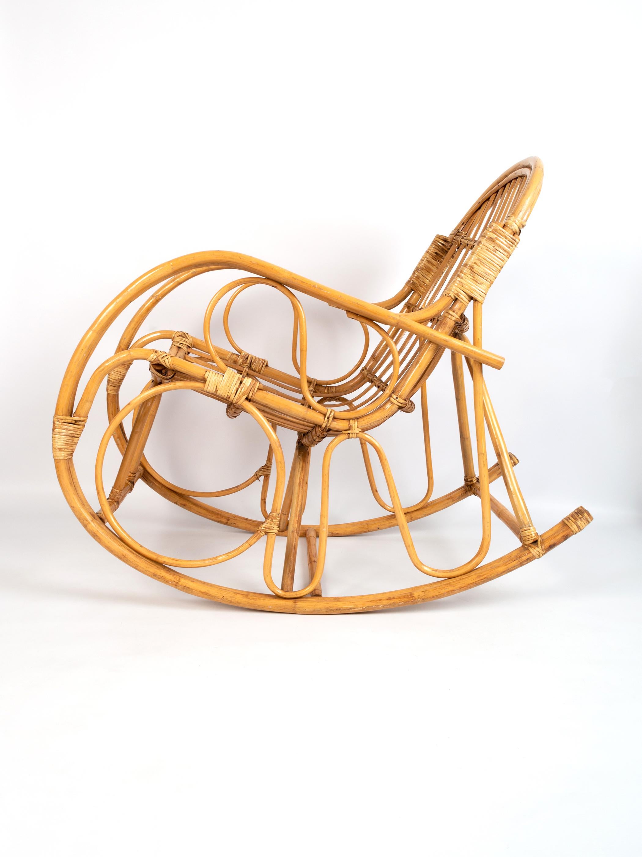 Une chaise longue italienne à bascule en bambou et rotin des années 1960, à la manière de la 