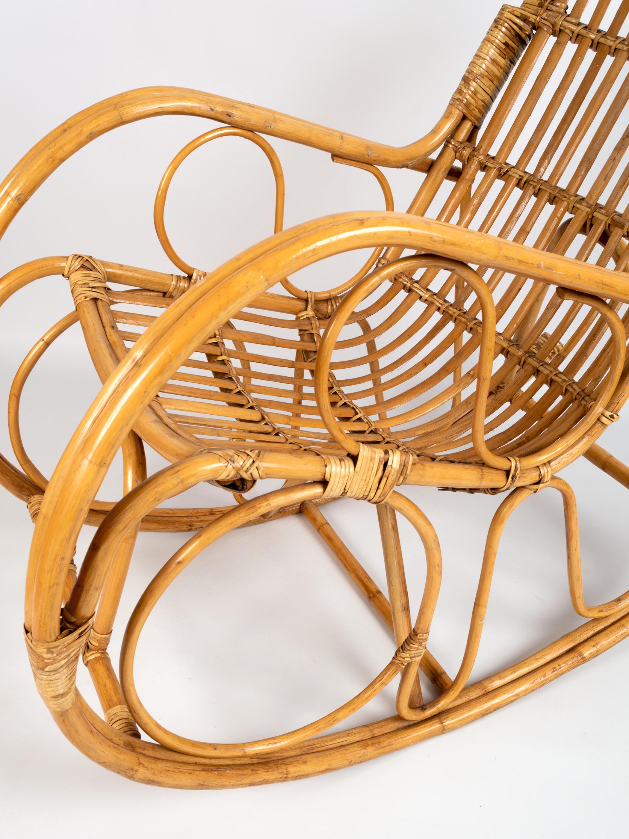 Mid-Century moderno Sedia a dondolo in bambù e rattan del Mid Century italiano C.1960 in vendita