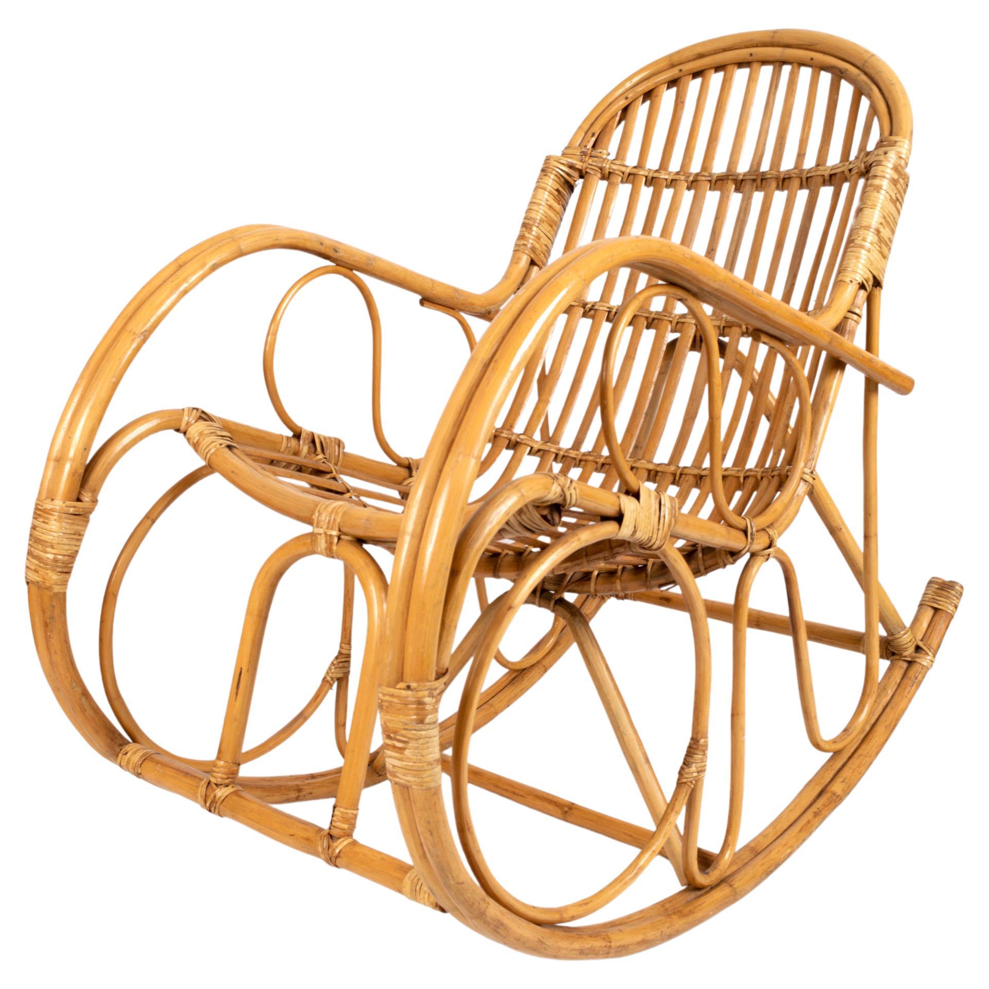 Fauteuil à bascule italien du milieu du siècle dernier en bambou et rotin C.1960