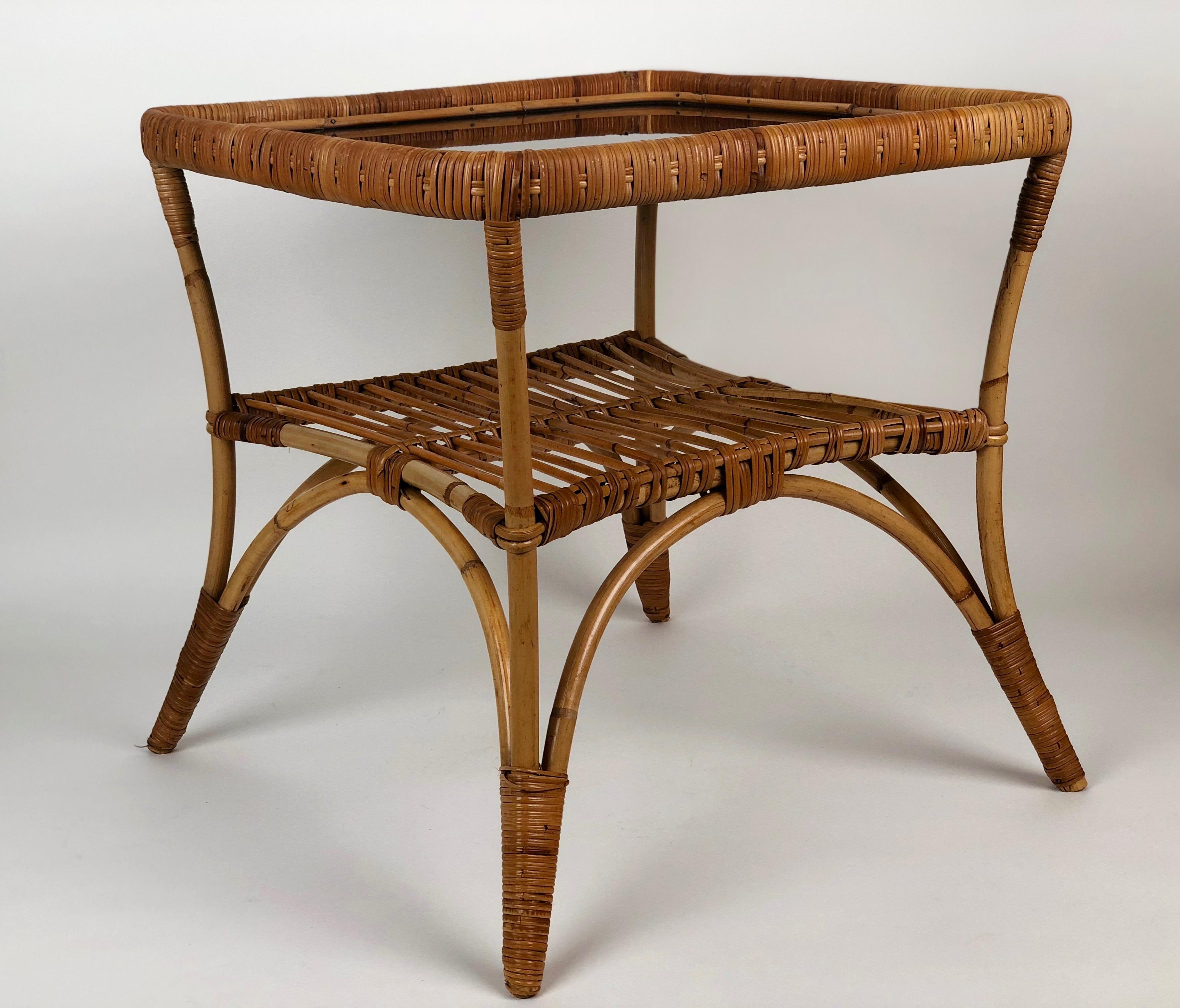 Mid-Century Modern Table basse et deux chaises pour jardin en bambou:: style italien du milieu du siècle dernier en vente