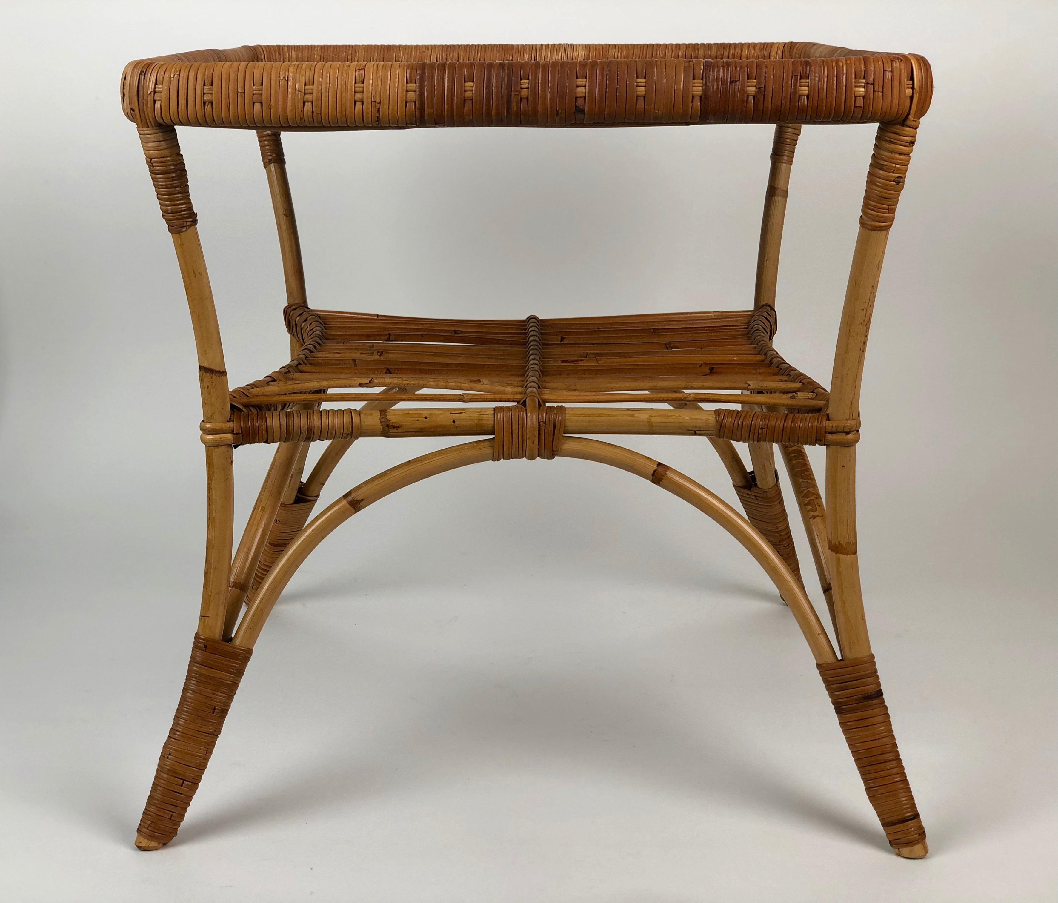 Vannerie Table basse et deux chaises pour jardin en bambou:: style italien du milieu du siècle dernier en vente