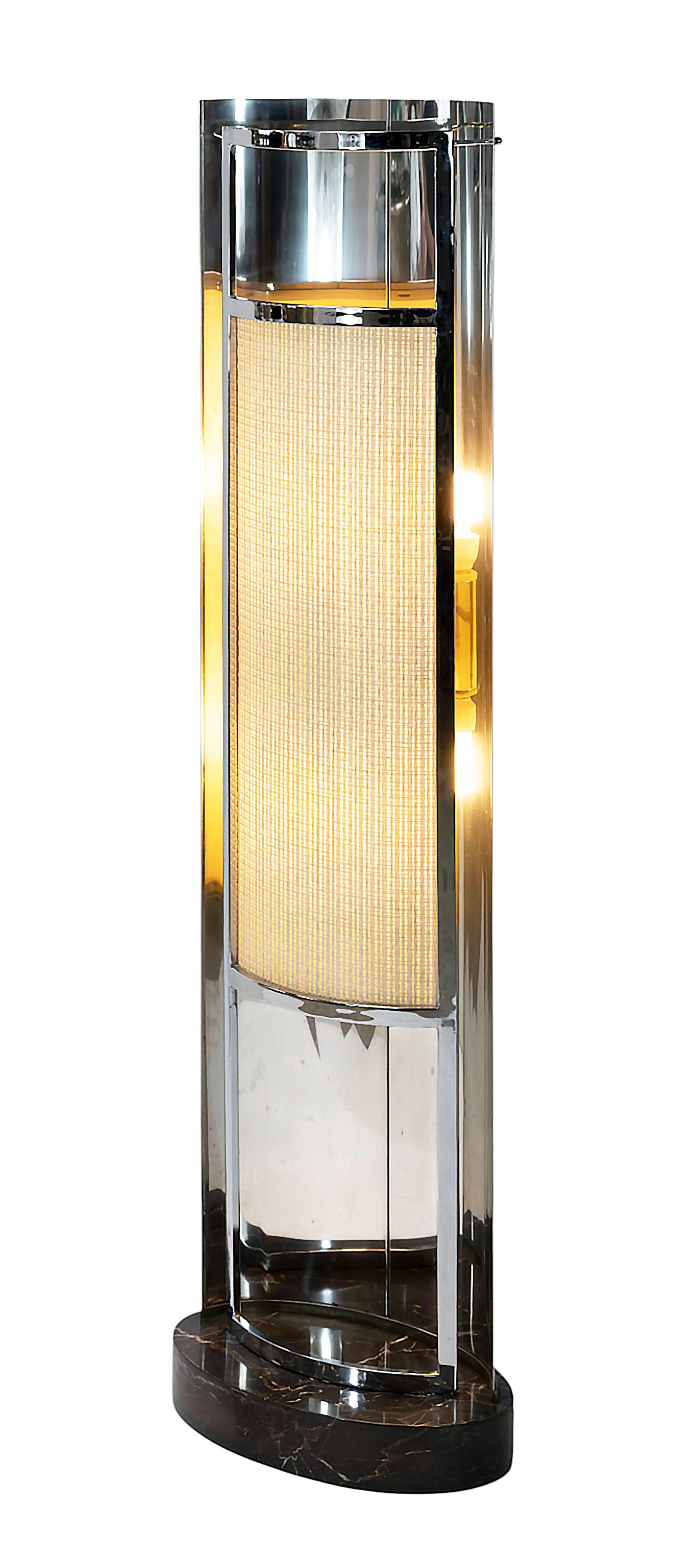 Lampada da terra vintage Italian Lamp Firenze degli anni '80.
Il design è realizzato con base ovale in marmo nero, struttura cromata e pannello in paglia. 
Dotato di 2 prese per lampadine di tipo E27 (le lampadine non sono incluse).
Molto buono