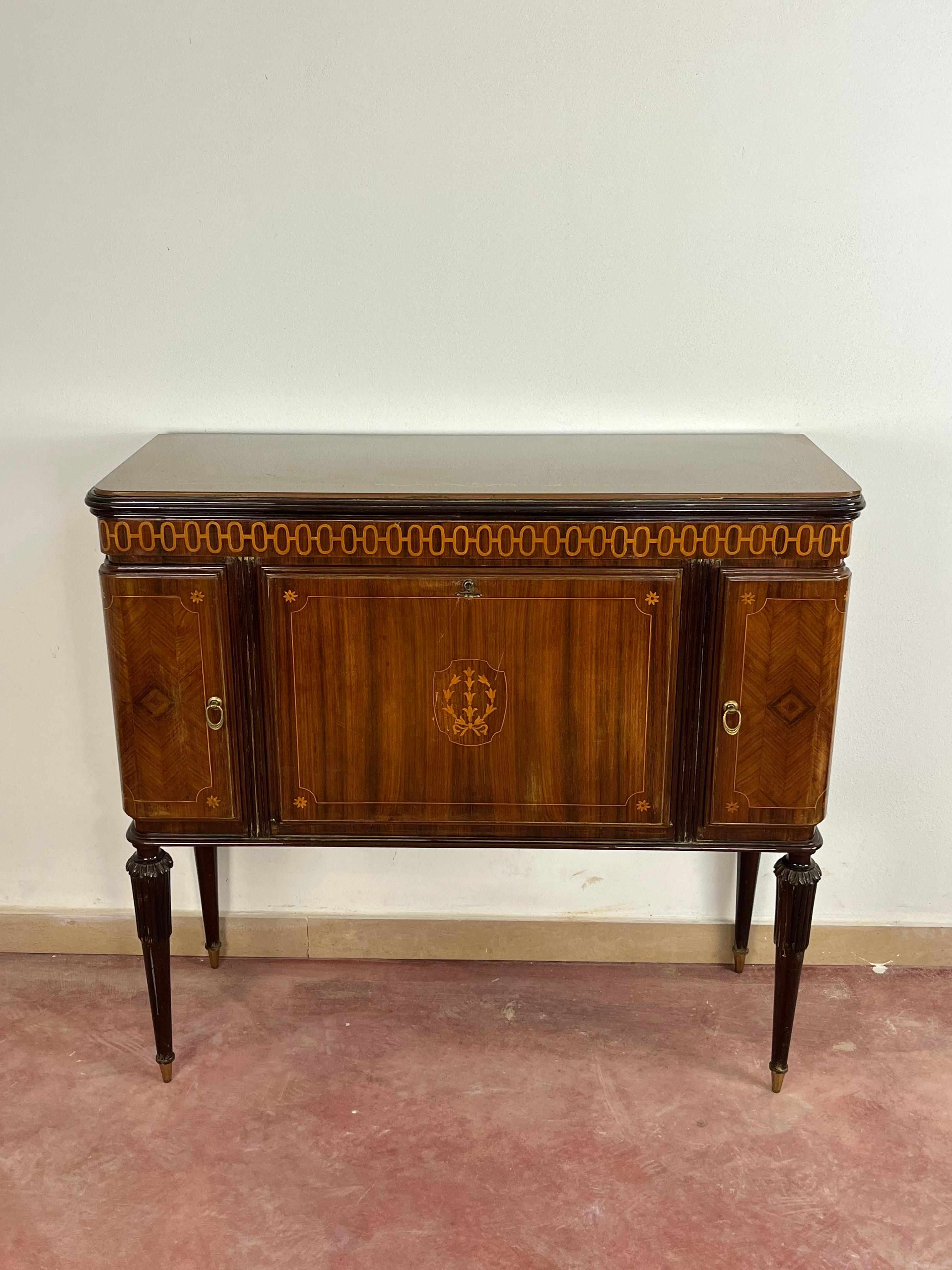 Mid-Century Italian bar cabinet, glass top and brass feet, 1950s
Good condition.
Central interior covered in mosaic glass (incomplete glass).