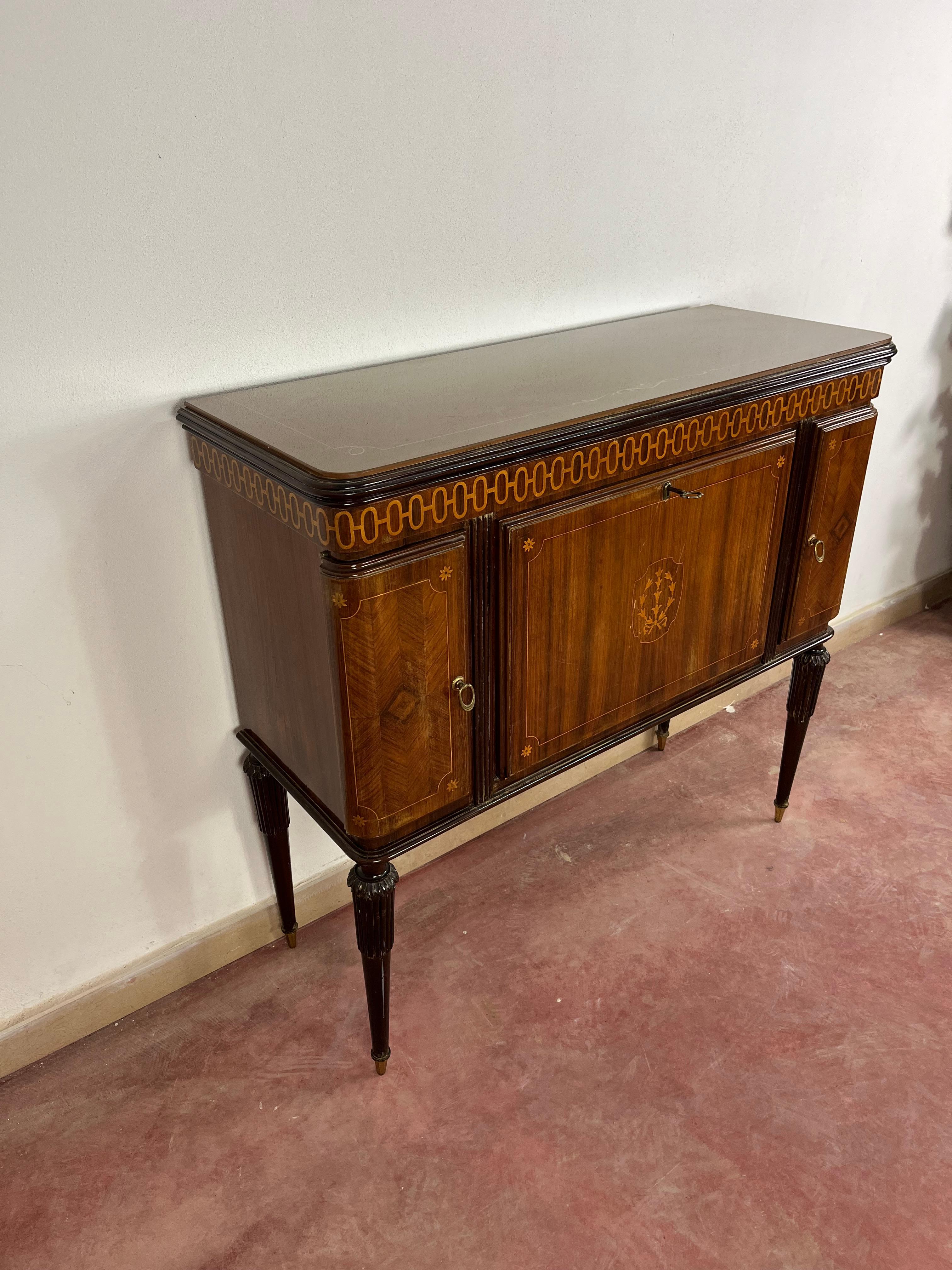 Mid-Century Italian Bar Cabinet, Glass Top And Brass Feet, 1950s In Good Condition For Sale In Palermo, IT