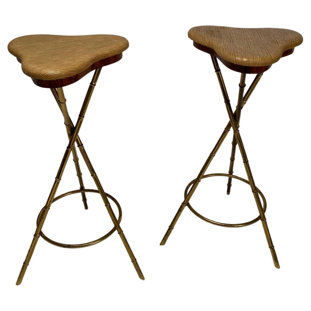 Refined pair of midcentury Italian bar stools with structure in wood and brass, coming from an important villa on como lake.
The brass workmanship that reproduces the bamboo cane motif is remarkable, as is the organic shape of the seat.
We