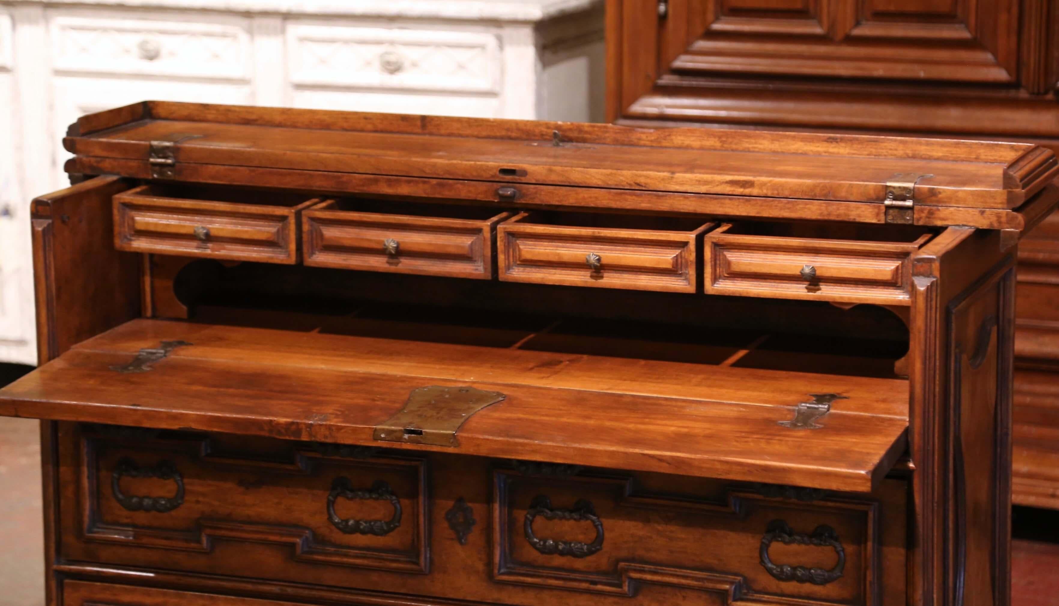 Cassettiera in legno di noce intagliato barocco italiano di metà secolo in vendita 1