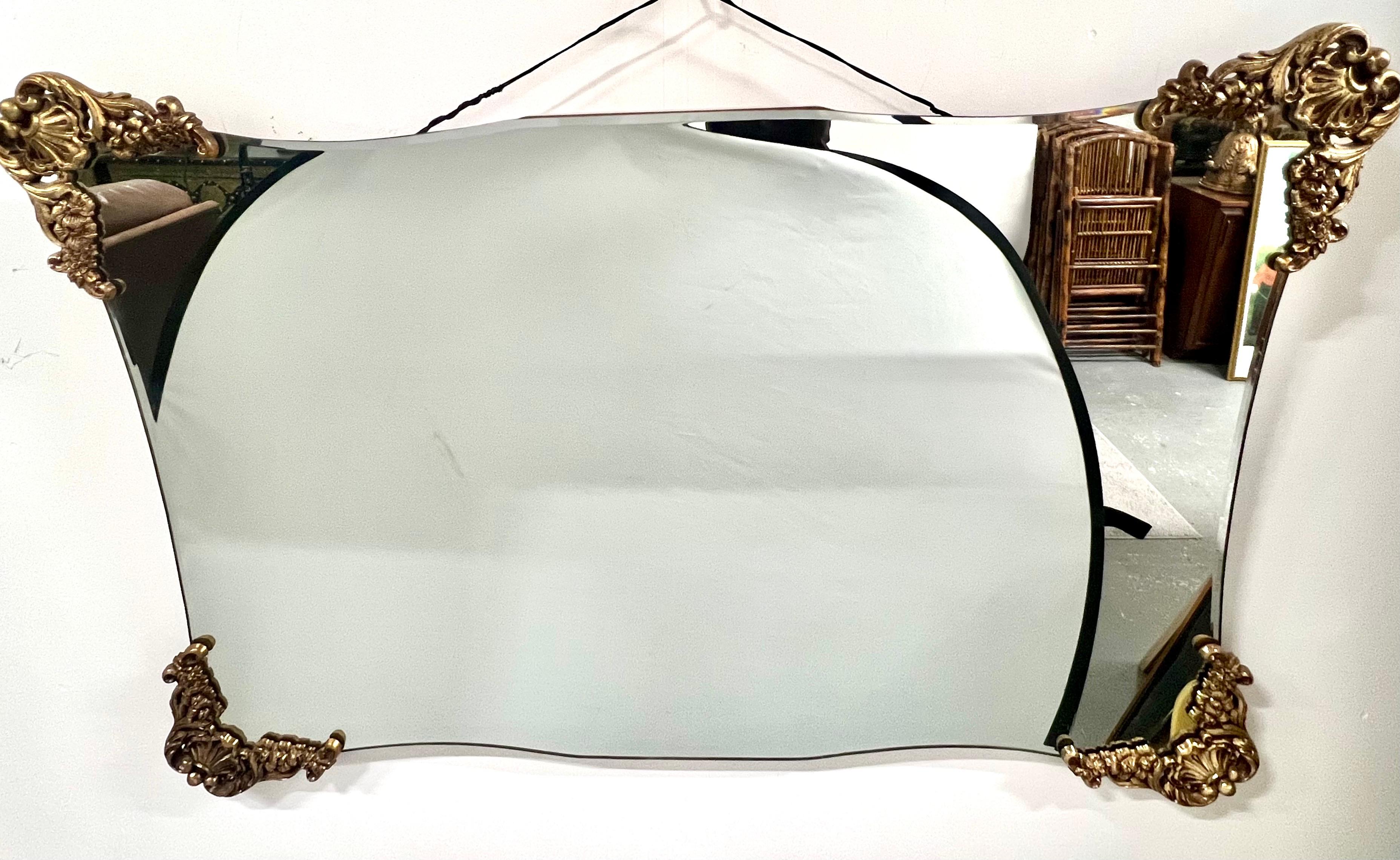 Neobarocco Specchio da parete di metà secolo in stile barocco italiano con angoli dorati in Rocaille in vendita
