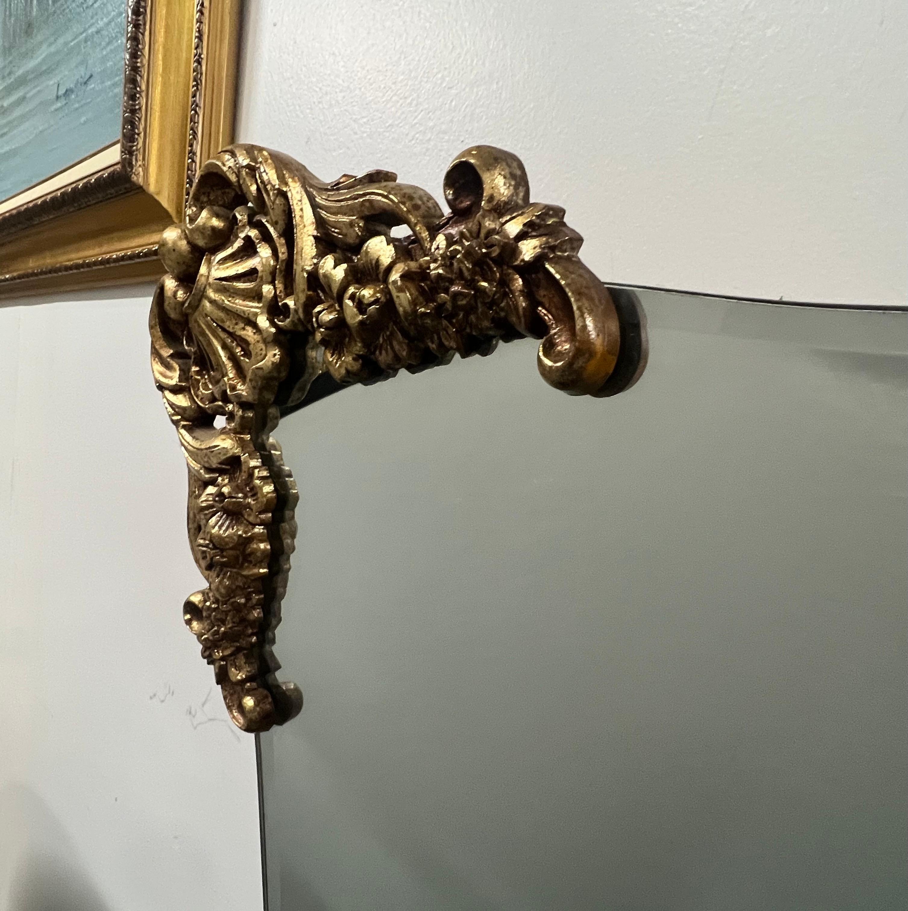 XX secolo Specchio da parete di metà secolo in stile barocco italiano con angoli dorati in Rocaille in vendita