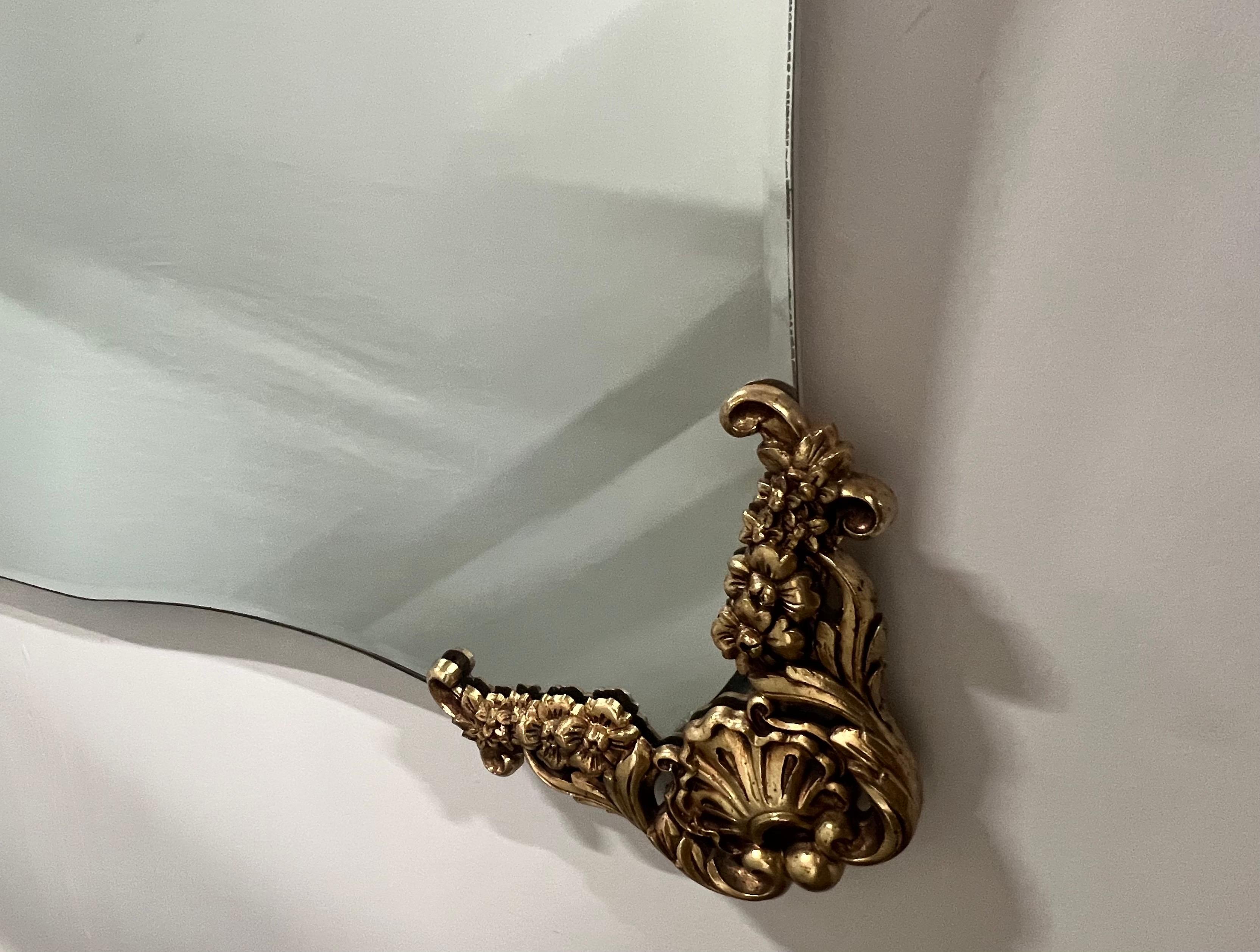 Specchio da parete di metà secolo in stile barocco italiano con angoli dorati in Rocaille in vendita 2