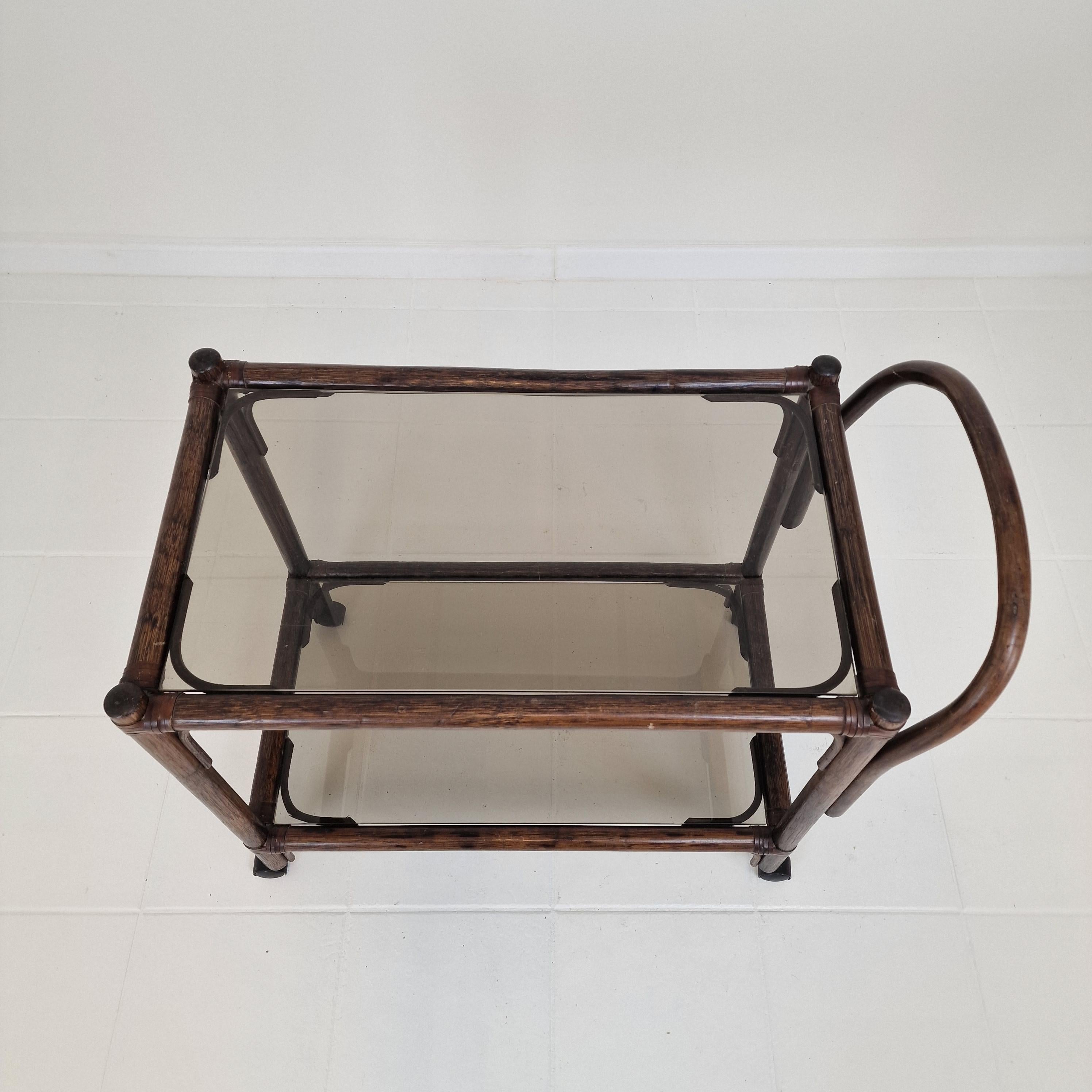 Chariot ou chariot bas italien du milieu du siècle en bois cintré et verre fumé, années 1970 en vente 3