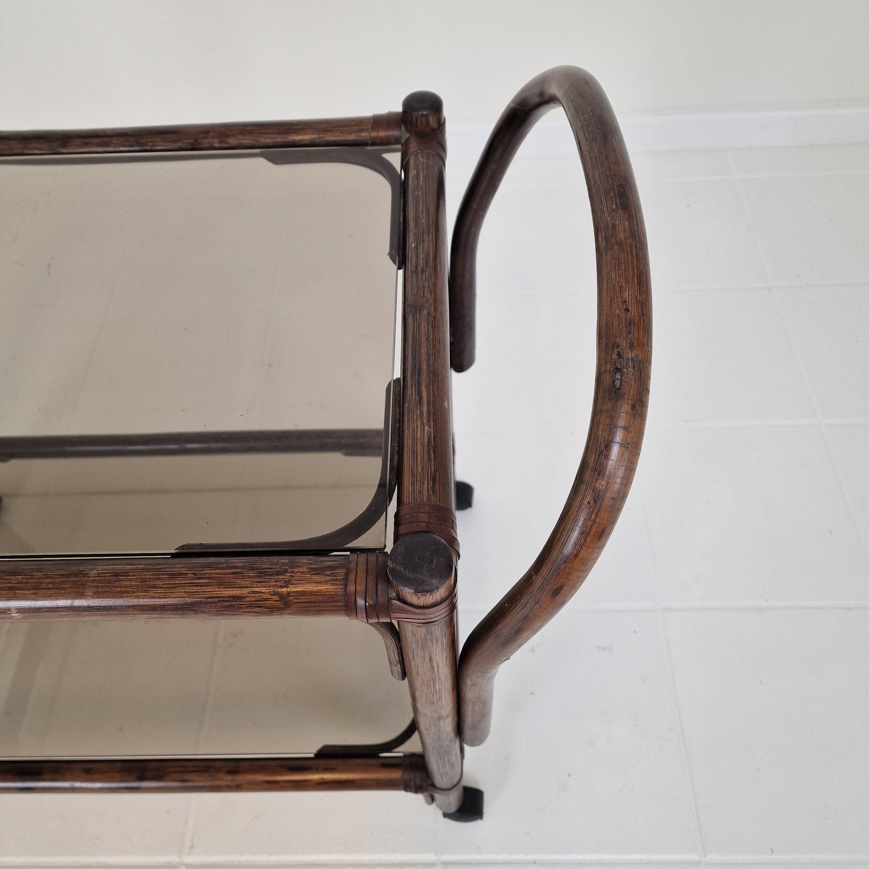 Chariot ou chariot bas italien du milieu du siècle en bois cintré et verre fumé, années 1970 en vente 4