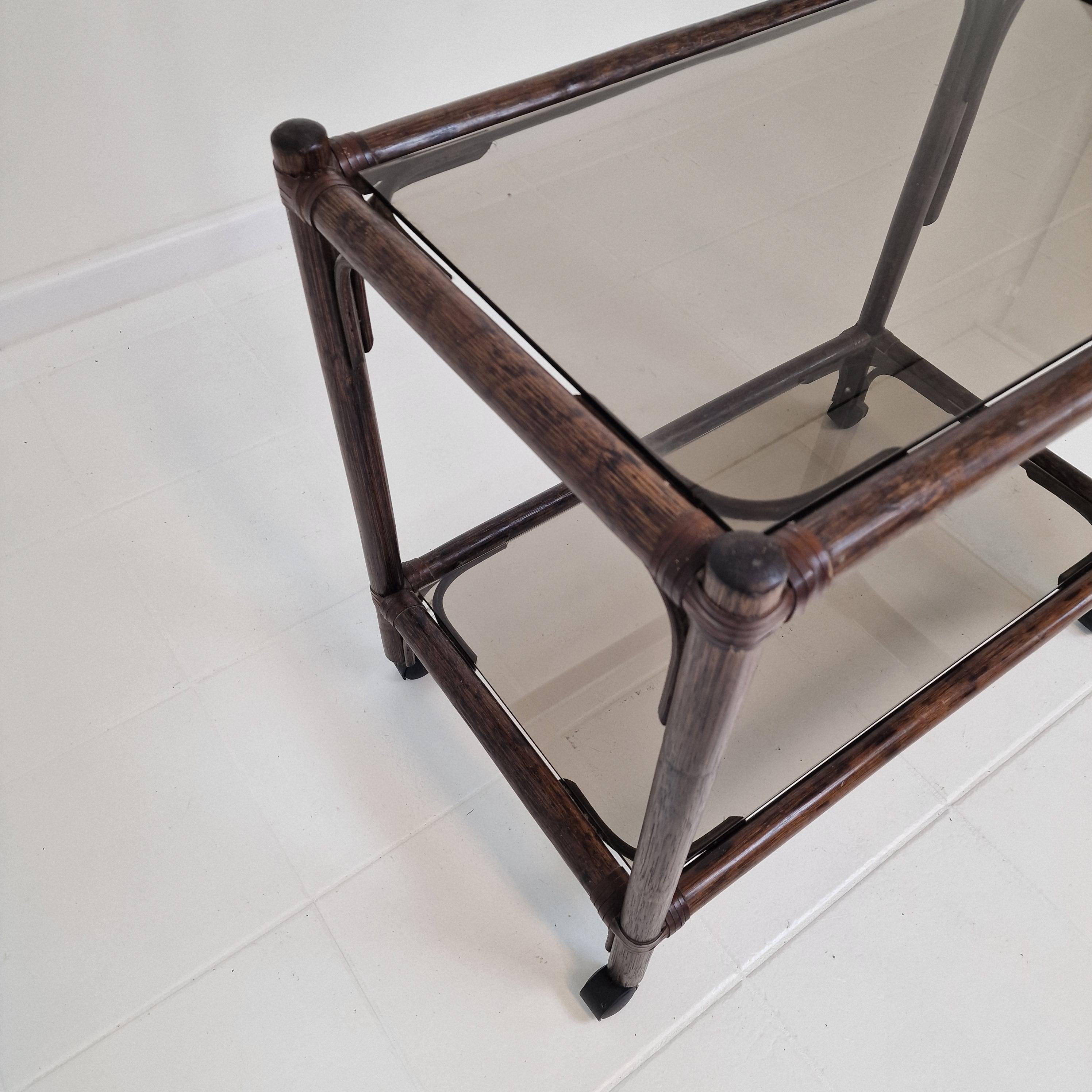 Chariot ou chariot bas italien du milieu du siècle en bois cintré et verre fumé, années 1970 en vente 5
