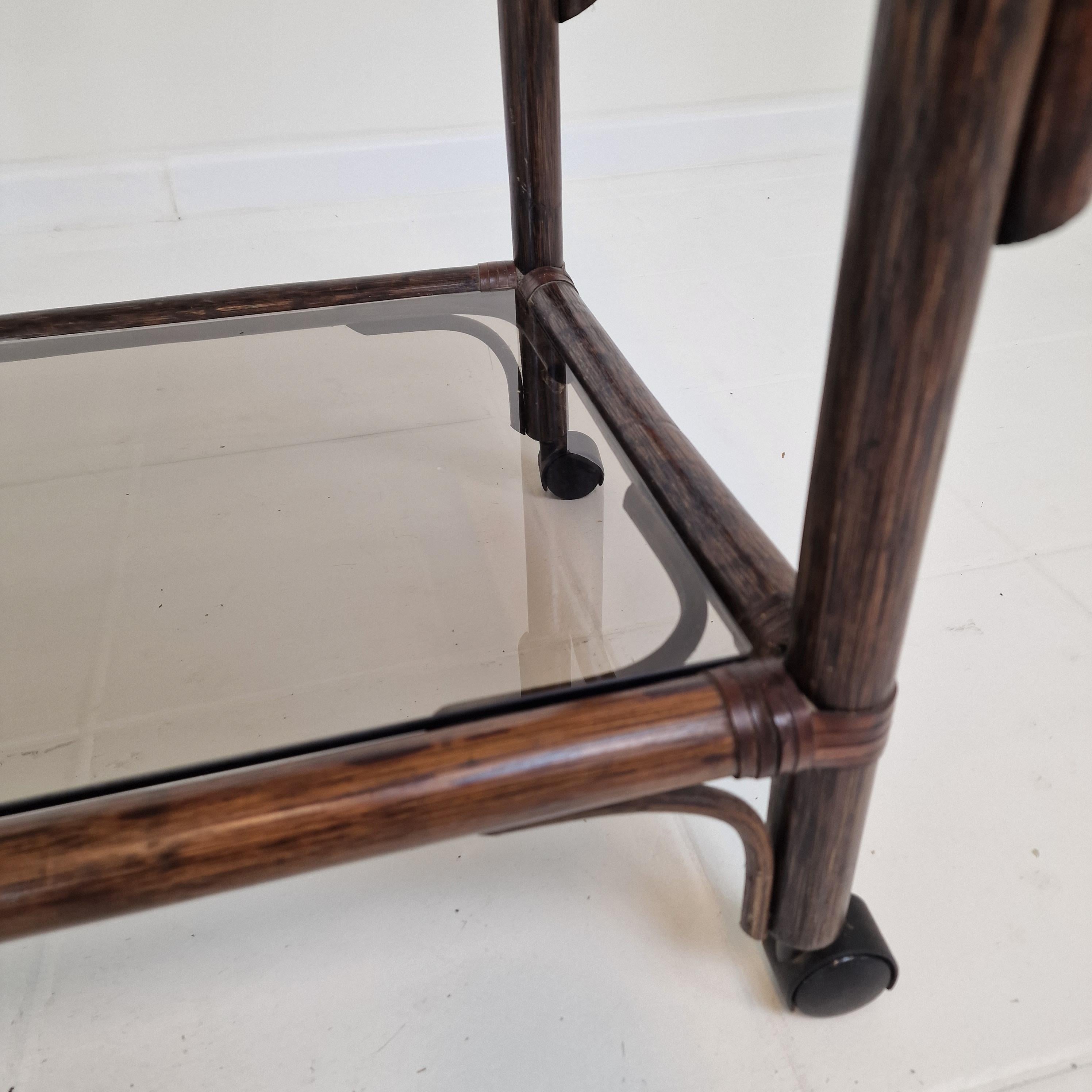 Chariot ou chariot bas italien du milieu du siècle en bois cintré et verre fumé, années 1970 en vente 7
