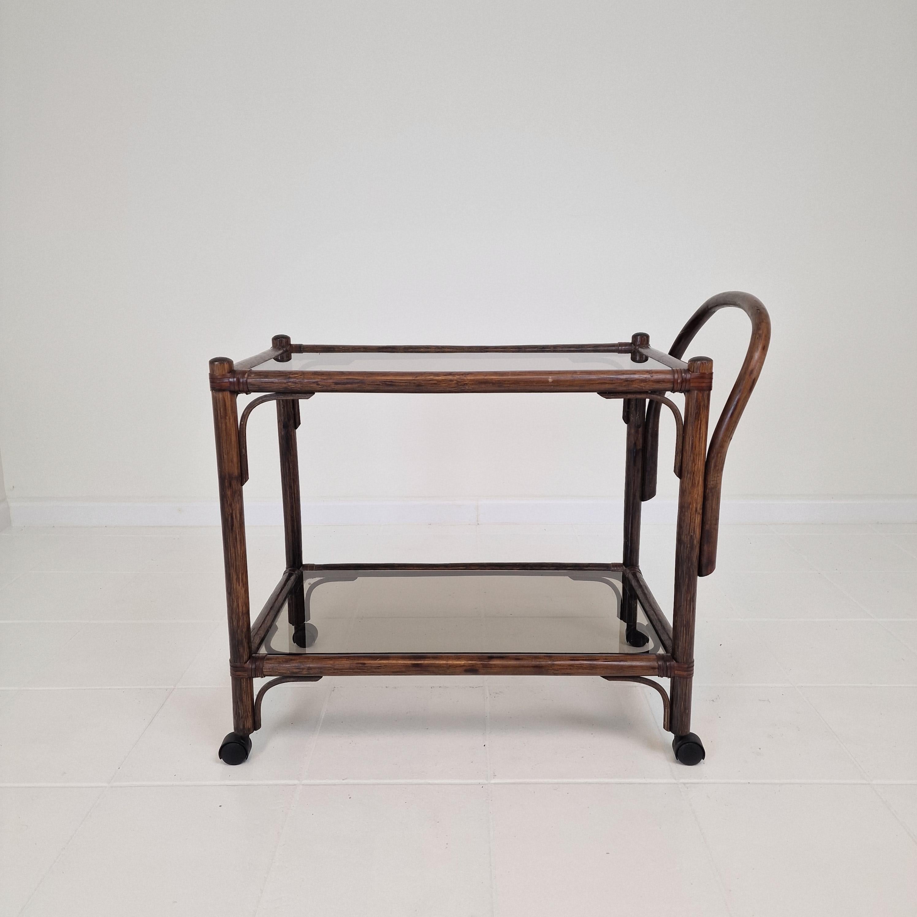 Mid-Century Modern Chariot ou chariot bas italien du milieu du siècle en bois cintré et verre fumé, années 1970 en vente