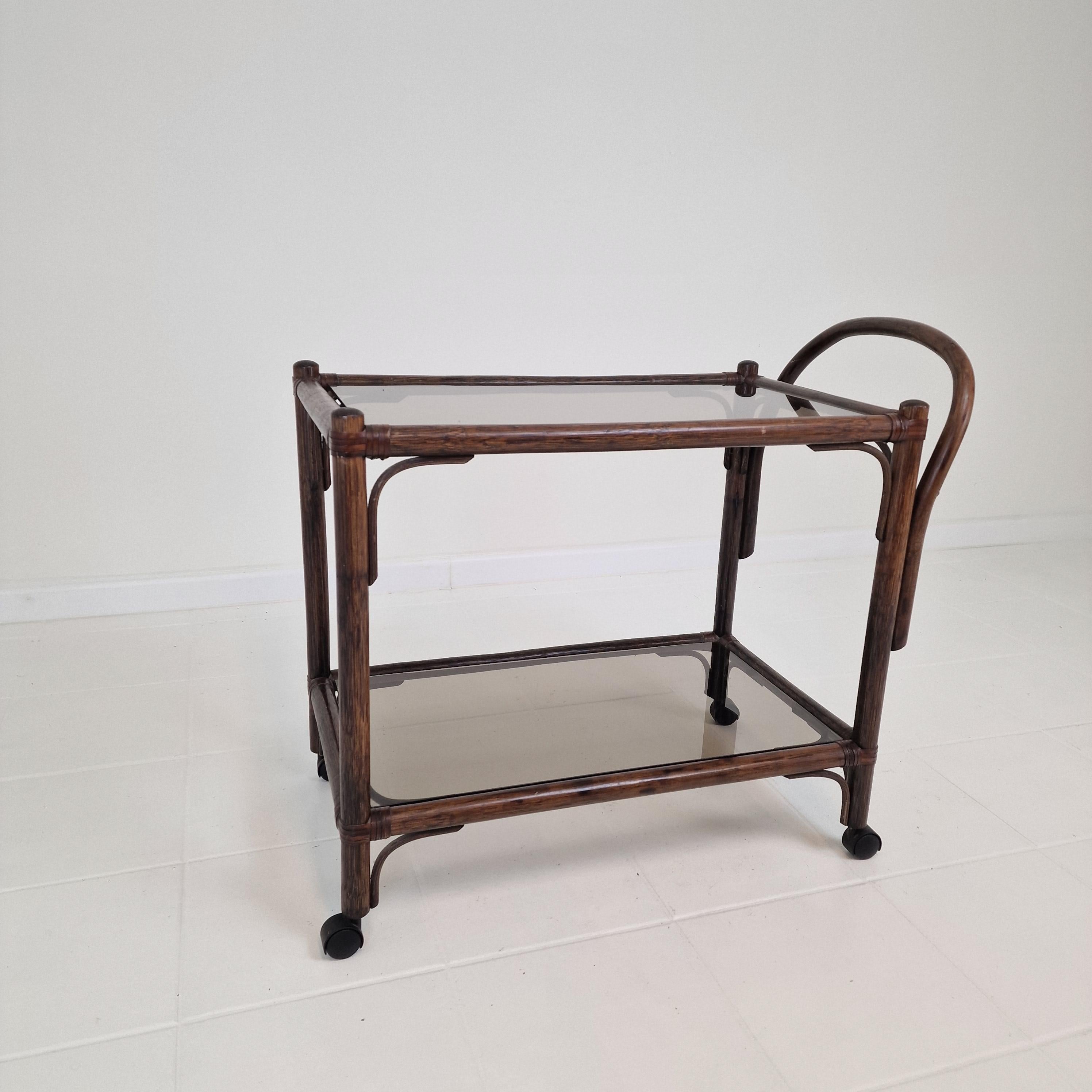 Fait main Chariot ou chariot bas italien du milieu du siècle en bois cintré et verre fumé, années 1970 en vente