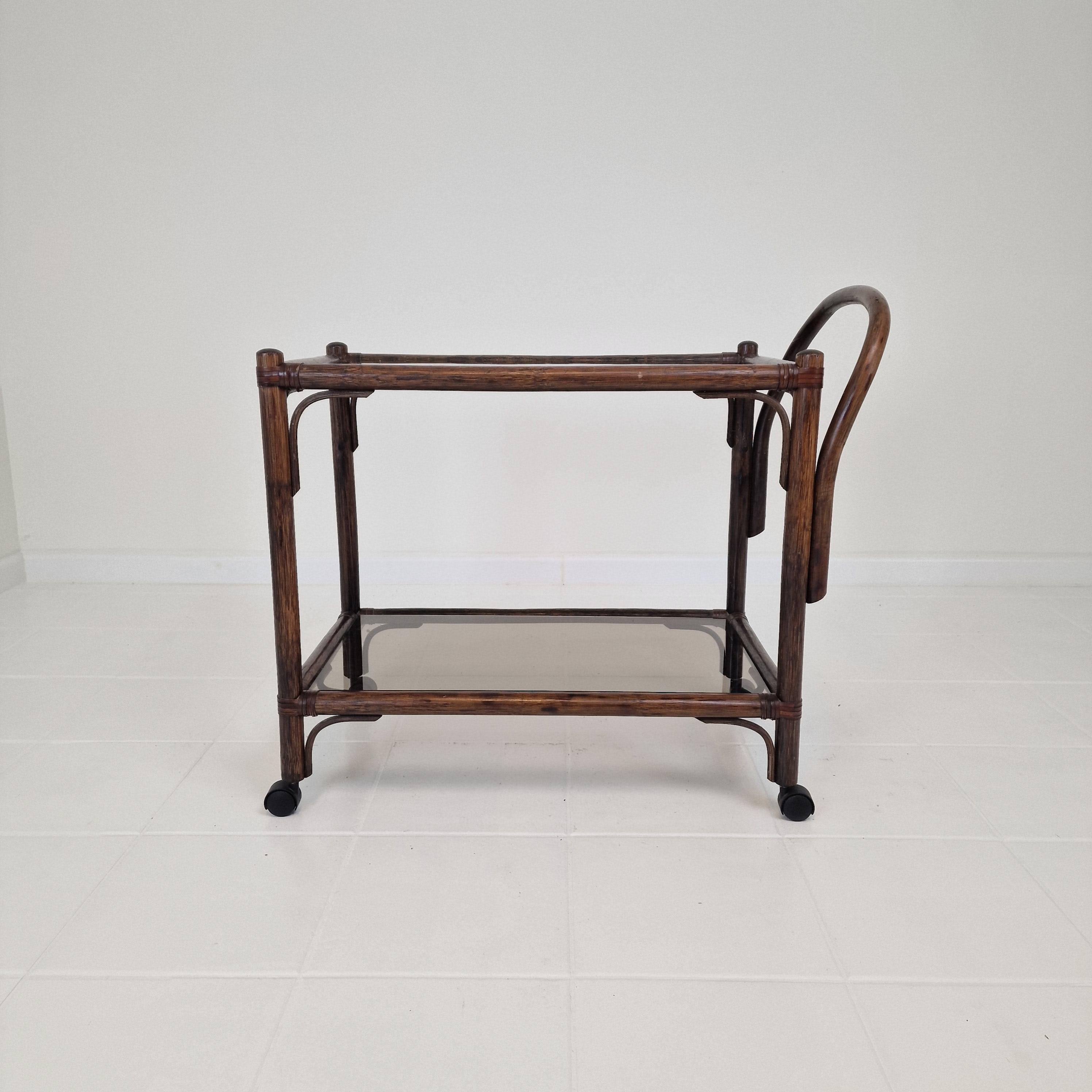 Verre fumé Chariot ou chariot bas italien du milieu du siècle en bois cintré et verre fumé, années 1970 en vente