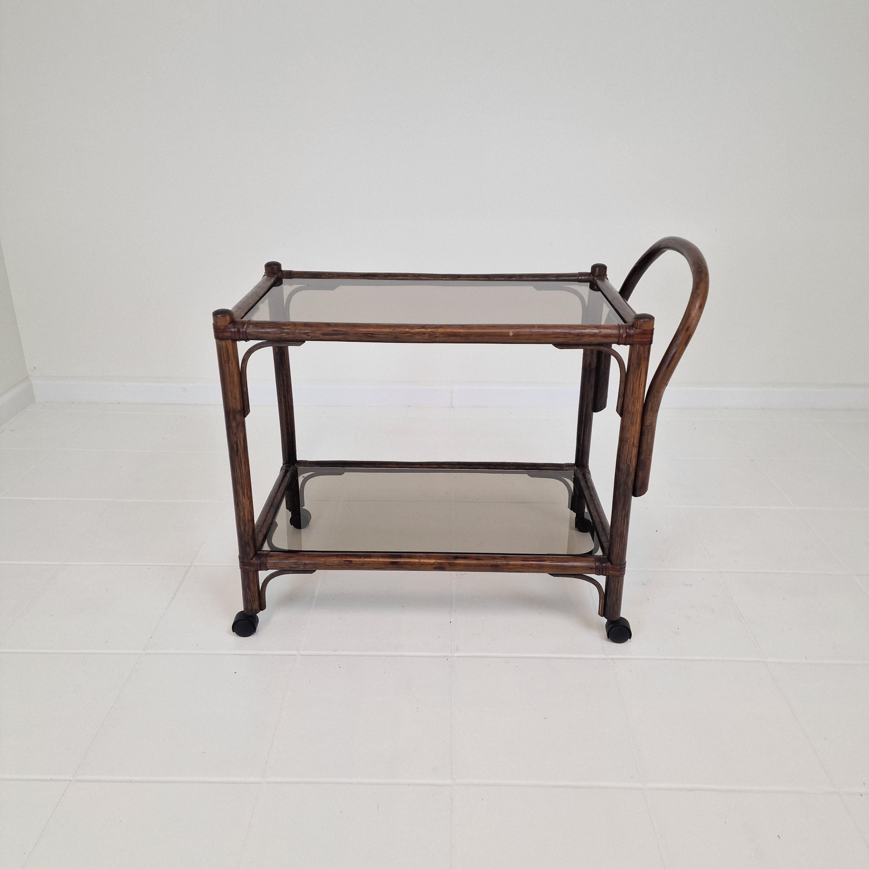 Chariot ou chariot bas italien du milieu du siècle en bois cintré et verre fumé, années 1970 en vente 1