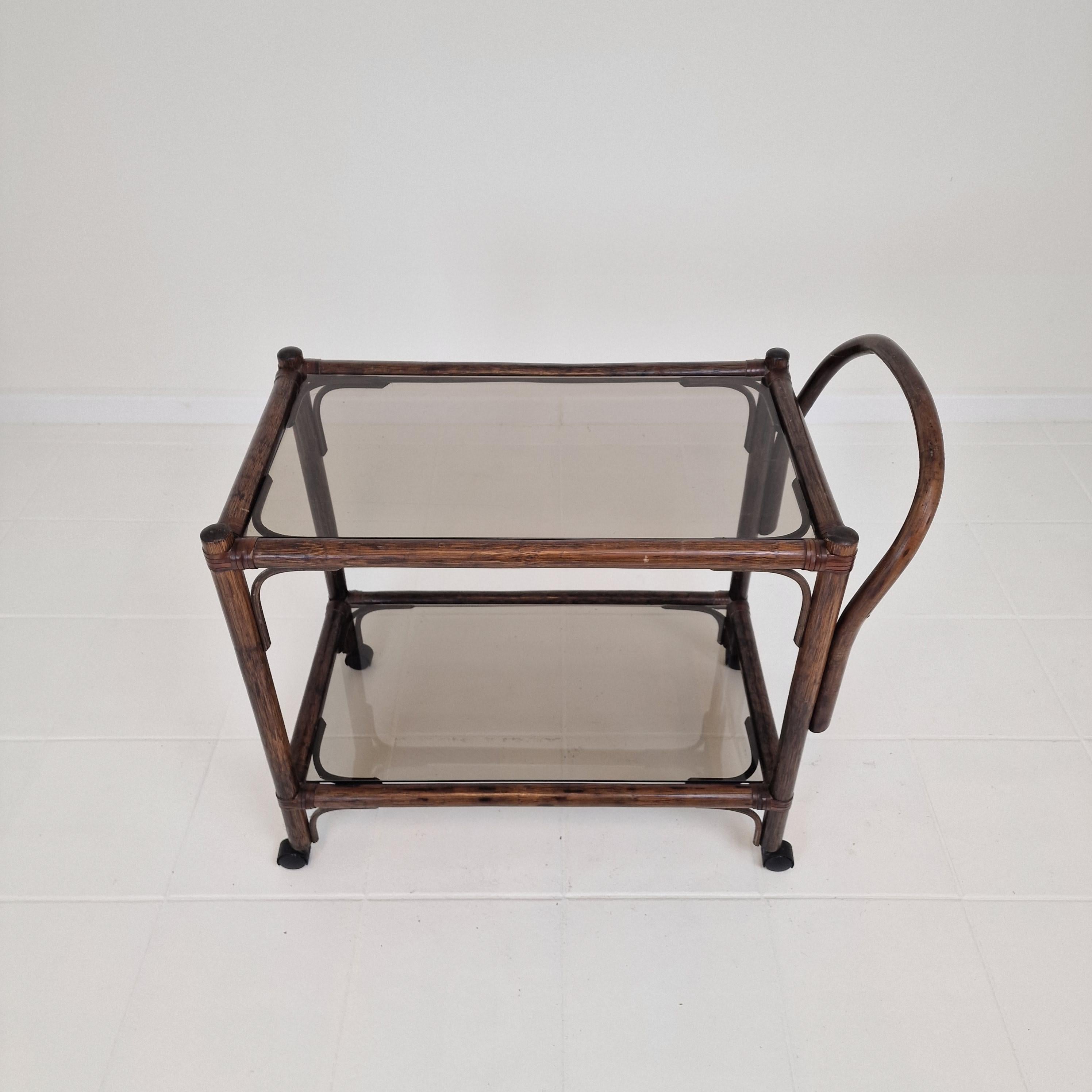 Chariot ou chariot bas italien du milieu du siècle en bois cintré et verre fumé, années 1970 en vente 2
