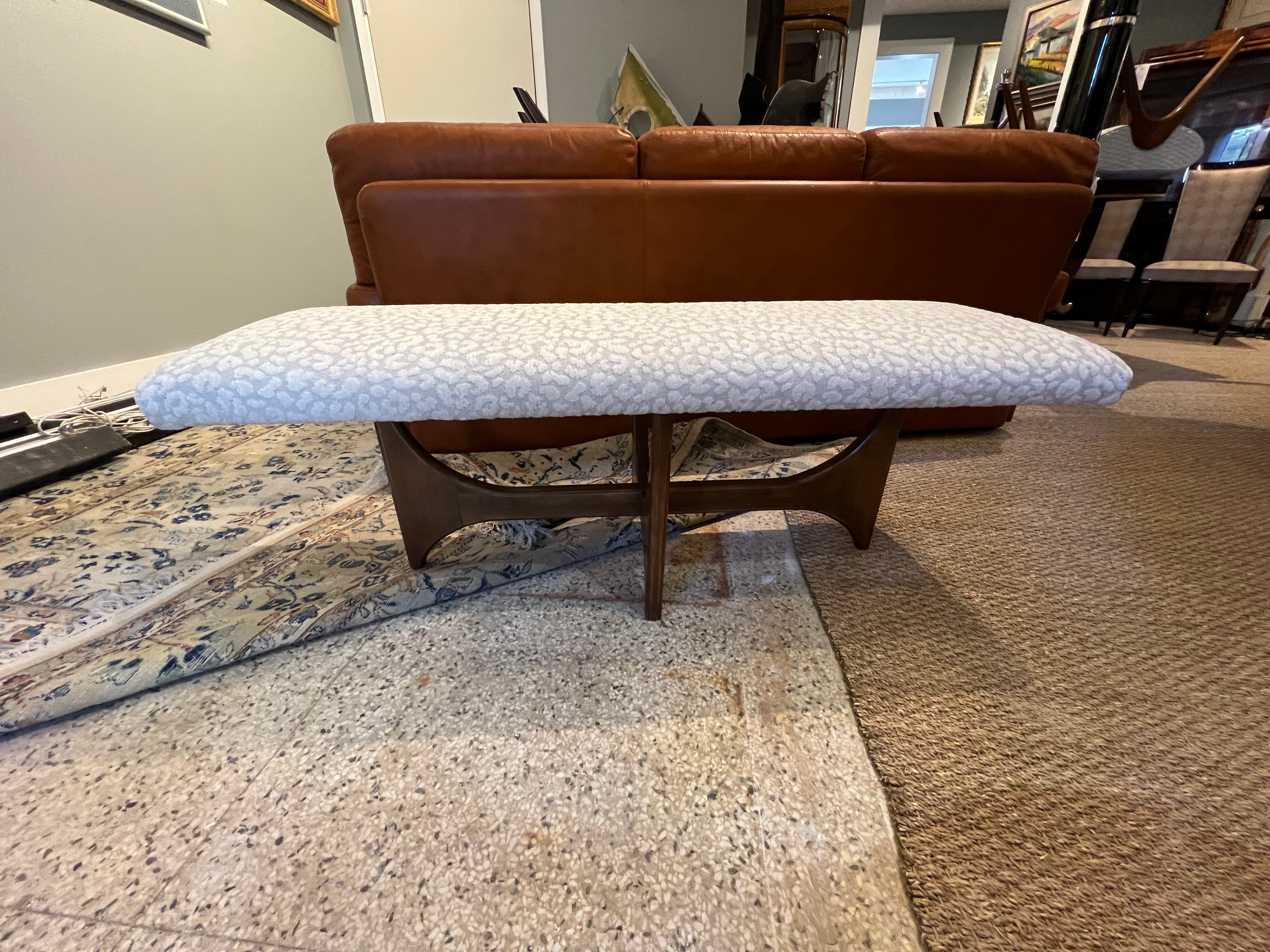 Mid-century Bench is made out of beech wood. Newly re-upholstered in a light velvety fabric and re-polished. Legs are beautifully carved and intertwine on the bottom.

Condition is perfect. Restored.
Italy, c. 1950s 
51