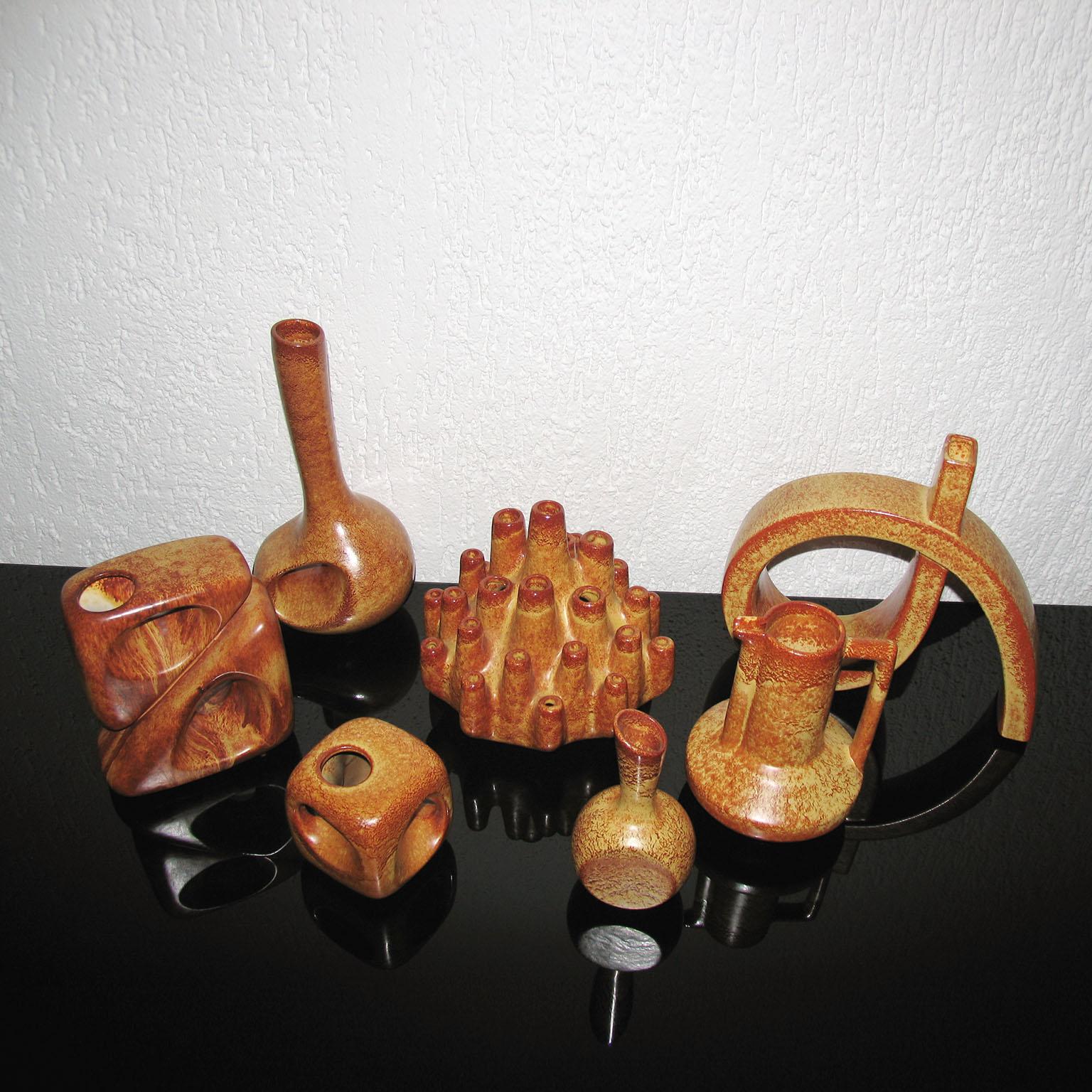 Squisito set di sette vasi scultorei in ceramica di Bertoncello Ceramiche D'Arte, Italia. 
Disegnati e prodotti negli anni '60 e '70, questi rari pezzi da collezione mettono in evidenza la celebre abilità artistica di Giovanni Bertoncello, in
